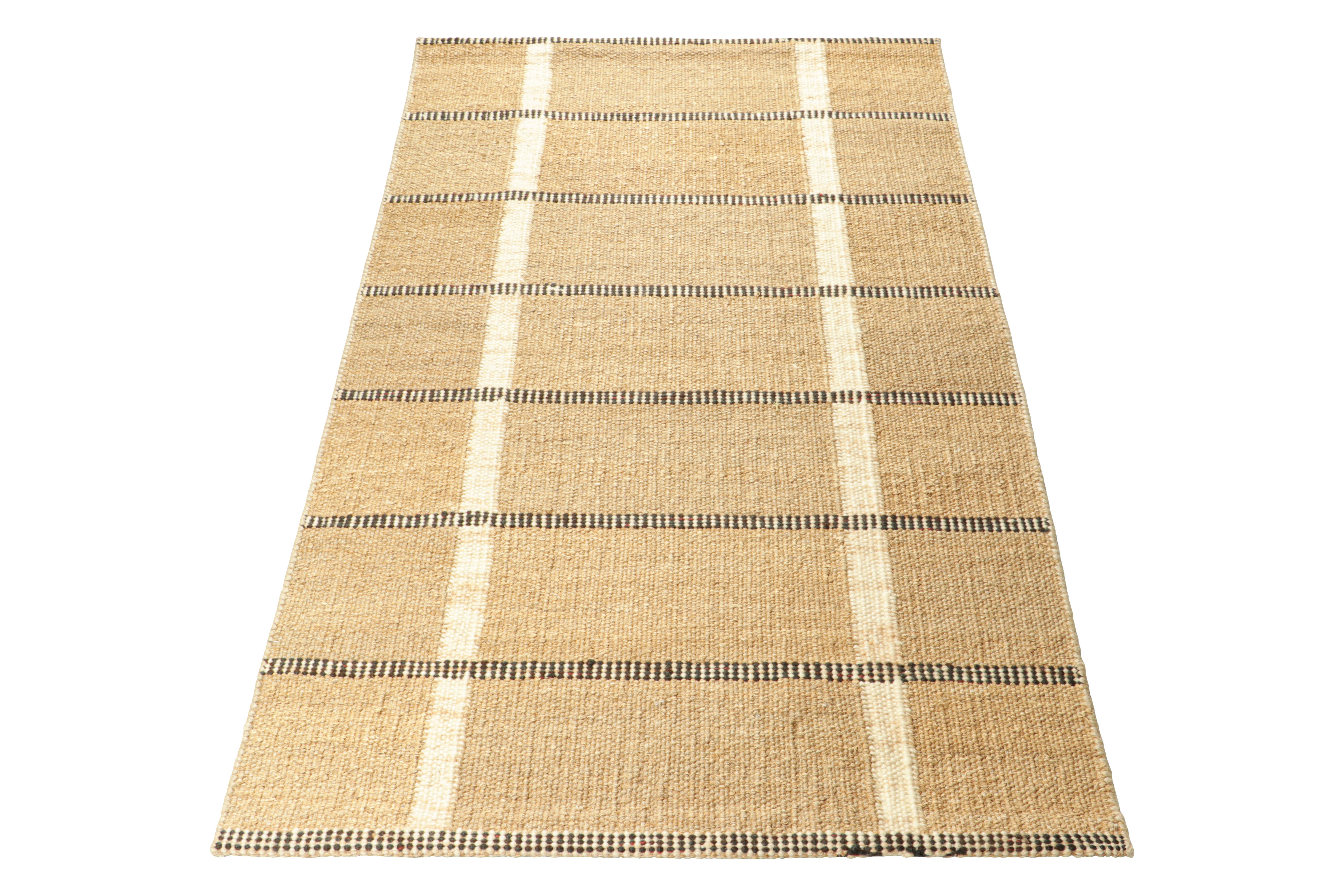 Tessuto a mano Tappeto scandinavo personalizzato Rug & Kilim in beige-marrone con strisce bianche e nere in vendita