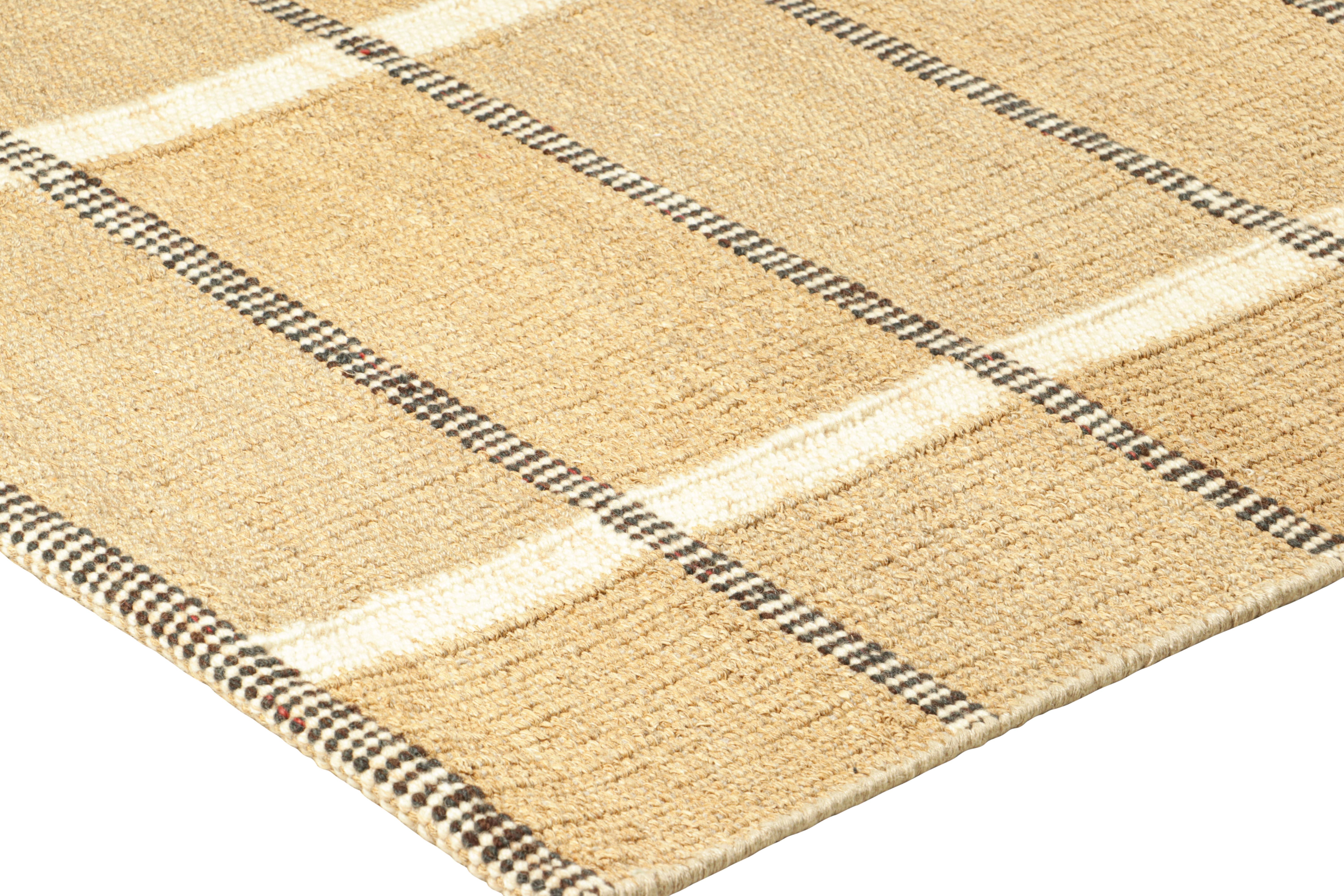 Tappeto scandinavo personalizzato Rug & Kilim in beige-marrone con strisce bianche e nere In condizioni Nuovo in vendita a Long Island City, NY