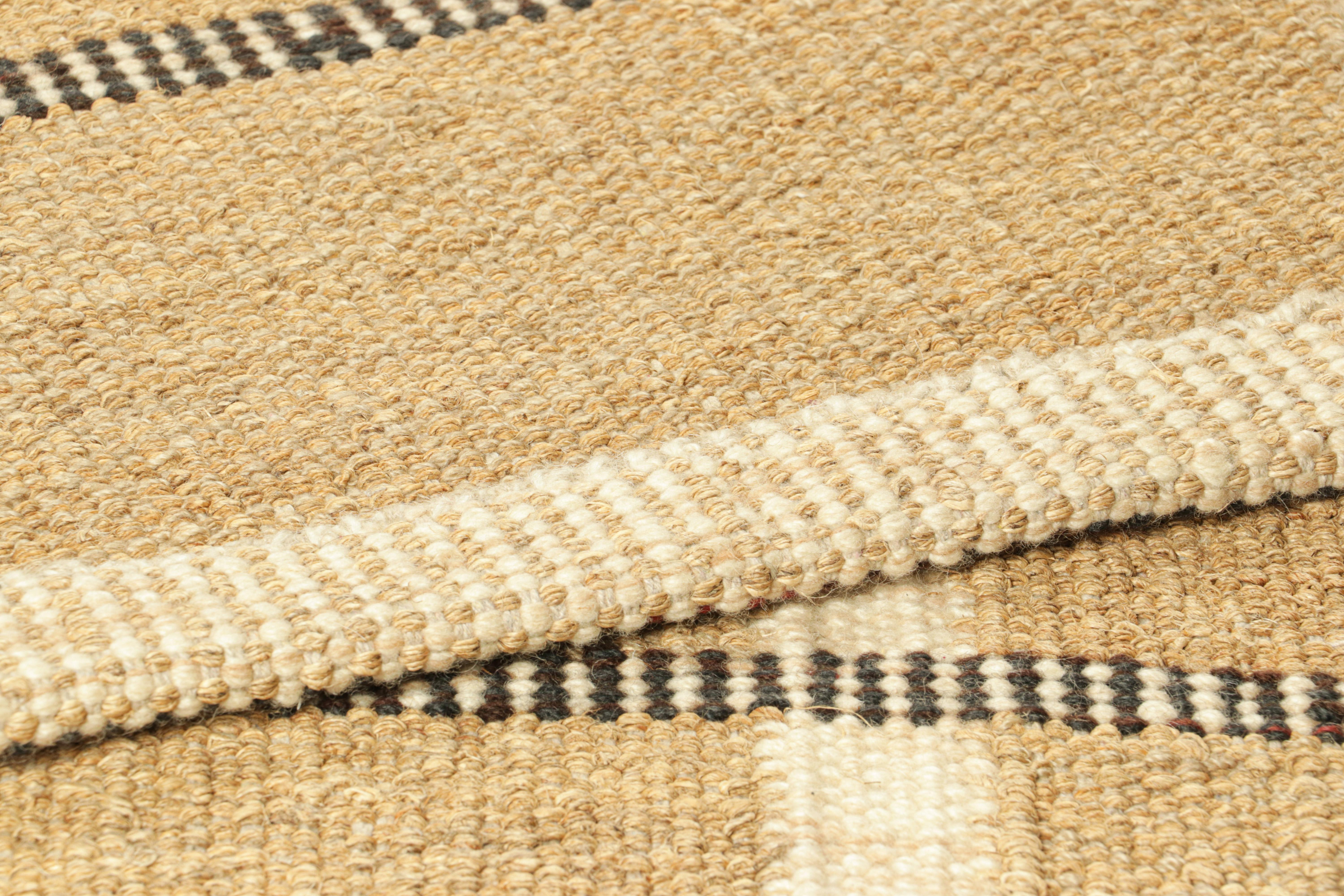 XXI secolo e contemporaneo Tappeto scandinavo personalizzato Rug & Kilim in beige-marrone con strisce bianche e nere in vendita
