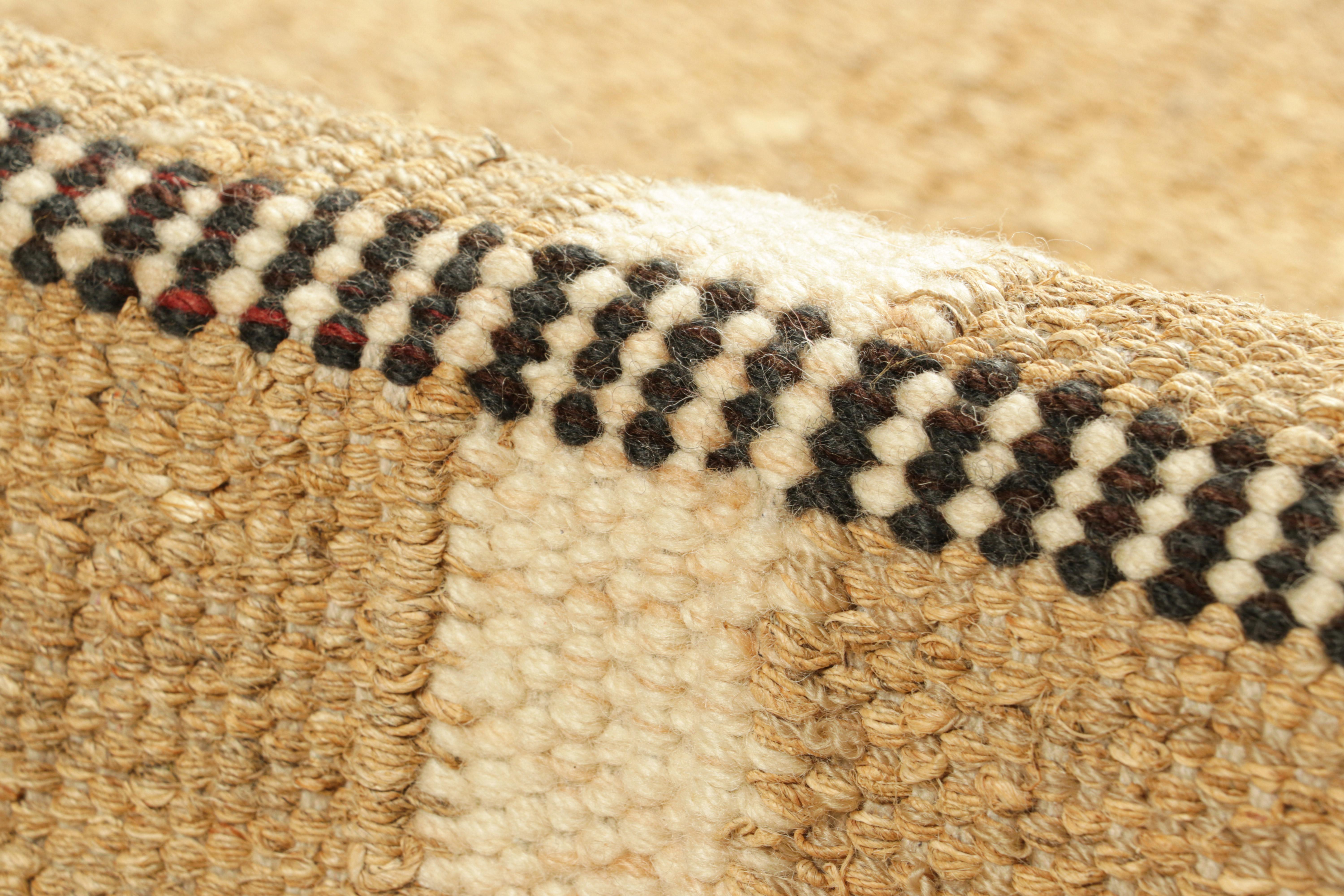 Lana Tappeto scandinavo personalizzato Rug & Kilim in beige-marrone con strisce bianche e nere in vendita