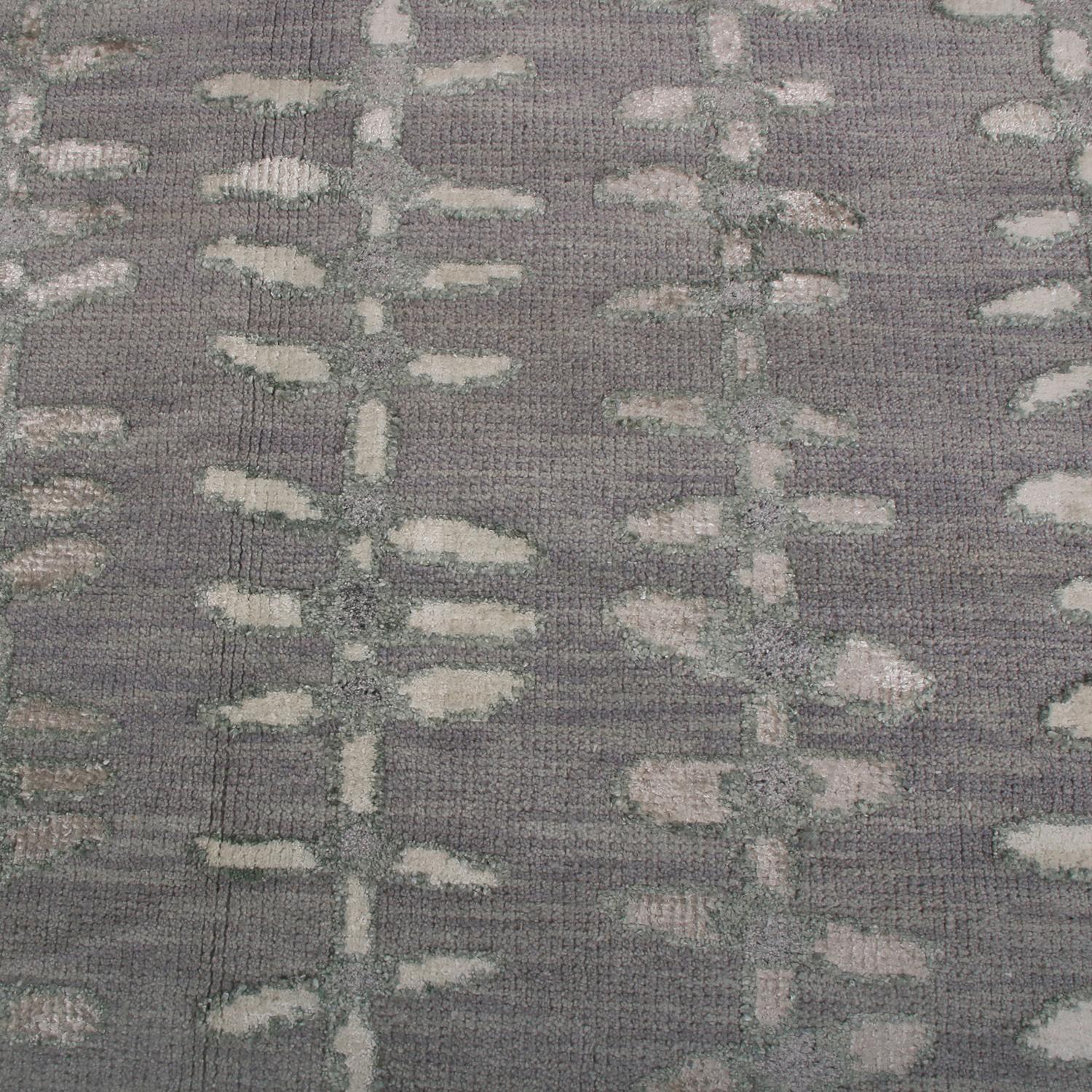 Scandinavo moderno Tappeto scandinavo personalizzato Rug & Kilim in grigio-argento e strisce floreali bianche in vendita