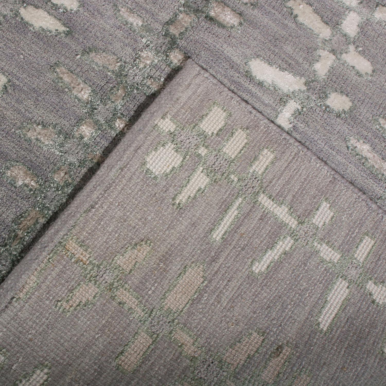 Annodato a mano Tappeto scandinavo personalizzato Rug & Kilim in grigio-argento e strisce floreali bianche in vendita
