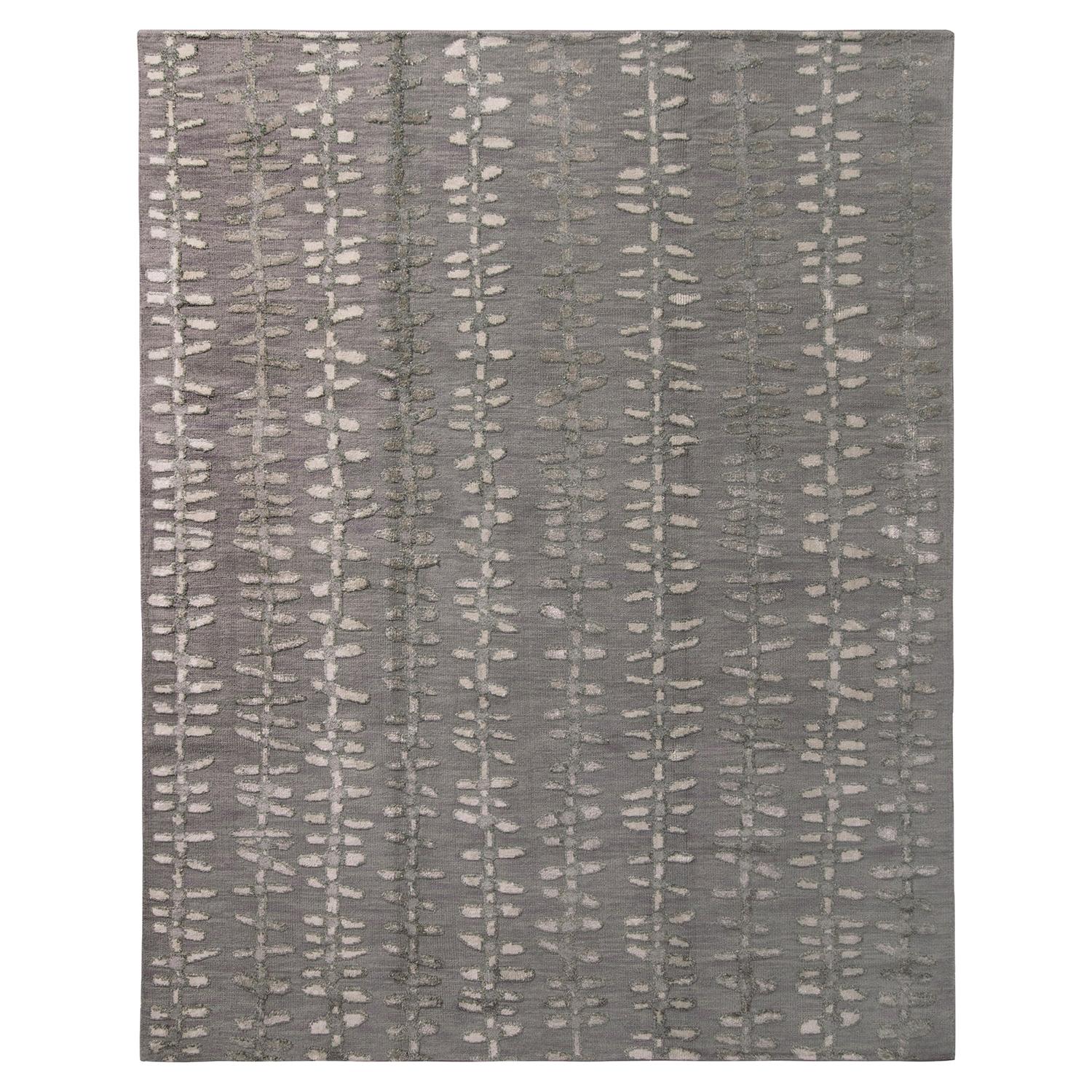 Tappeto scandinavo personalizzato Rug & Kilim in grigio-argento e strisce floreali bianche in vendita