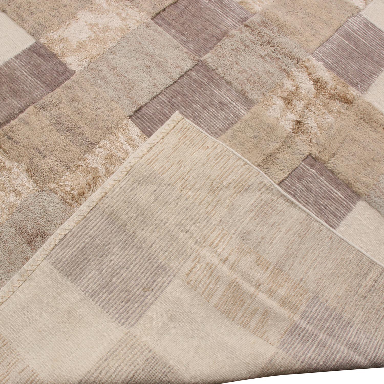 Tessuto a mano Rug & Kilim è un tappeto di ispirazione scandinava in lana beige, marrone e grigio. in vendita
