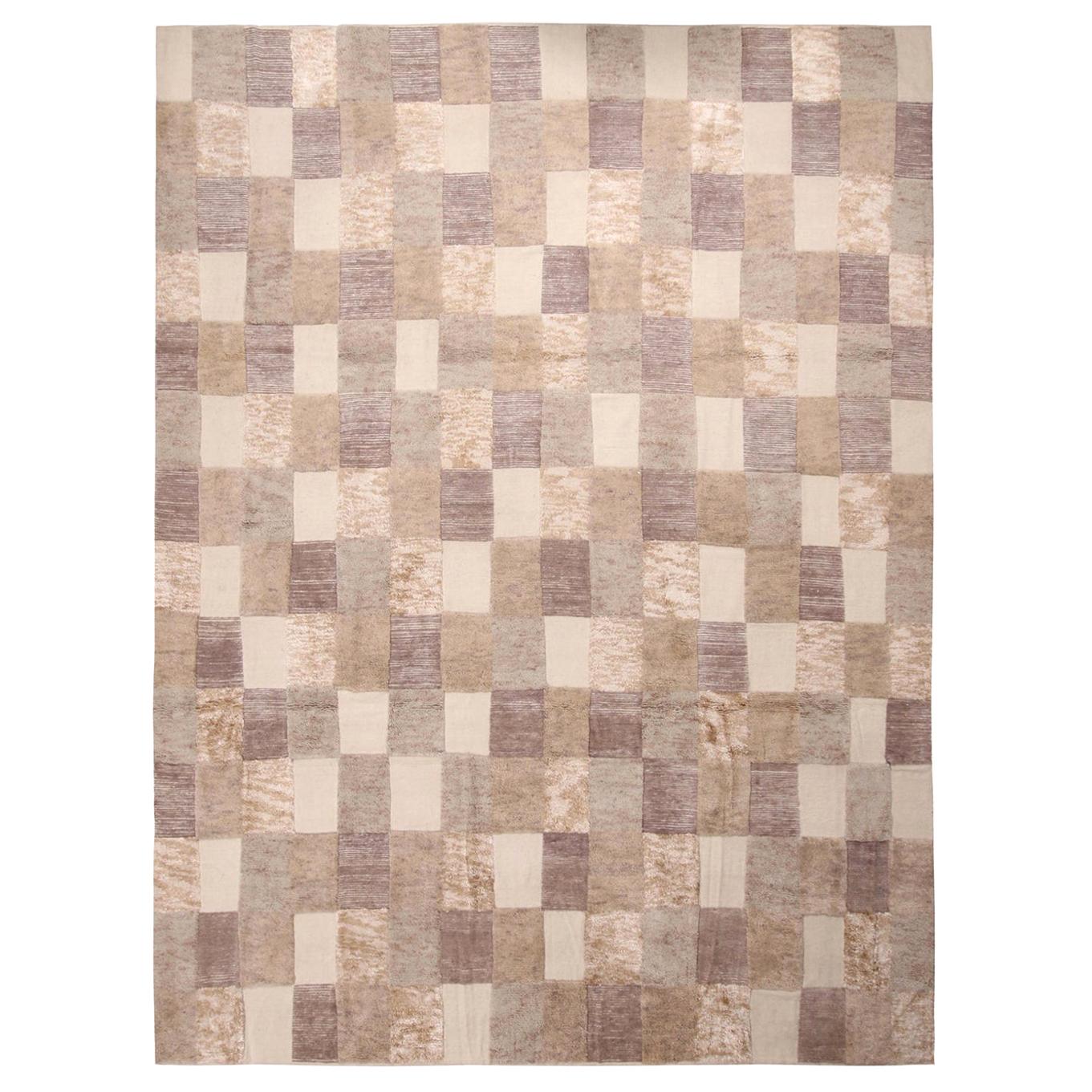 Rug
Kilim è un tappeto di ispirazione scandinava in lana beige, marrone e grigio.