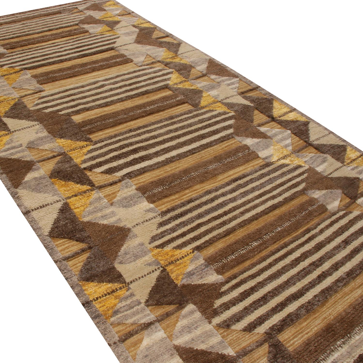 Il tappeto in stile svedese annodato a mano di Rug & Kilim fa parte delle ultime aggiunte di vello di lana alla Scandinavian Collection, offrendo il nostro approccio unico e raffinato su larga scala alla geometria e ai colori vintage come quelli