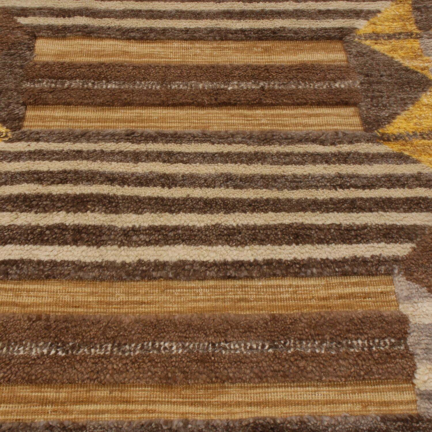 Scandinavo moderno Rug & Kilim è un tappeto di ispirazione scandinava con vello di lana beige, marrone e giallo. in vendita