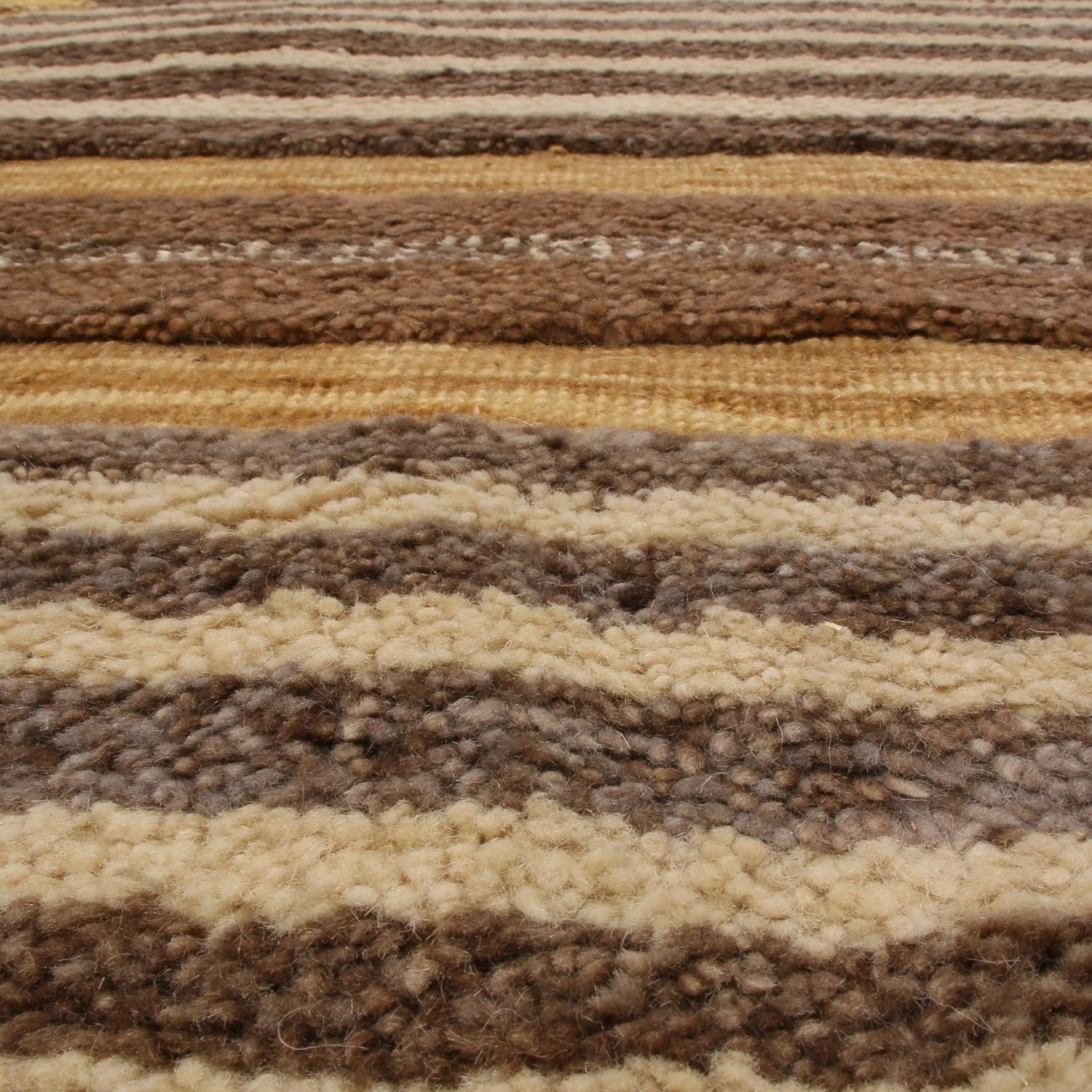 Indiano Rug & Kilim è un tappeto di ispirazione scandinava con vello di lana beige, marrone e giallo. in vendita