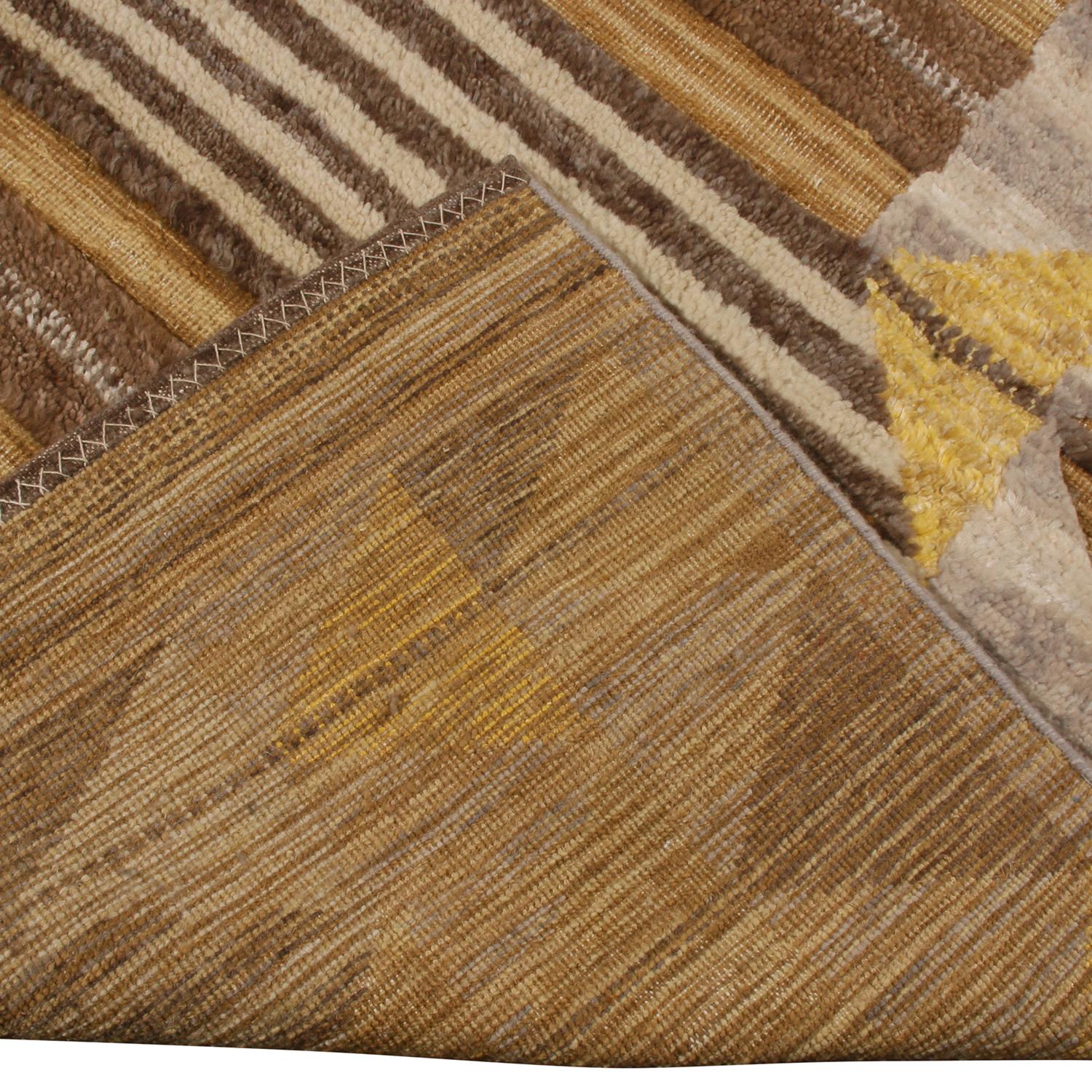 Annodato a mano Rug & Kilim è un tappeto di ispirazione scandinava con vello di lana beige, marrone e giallo. in vendita