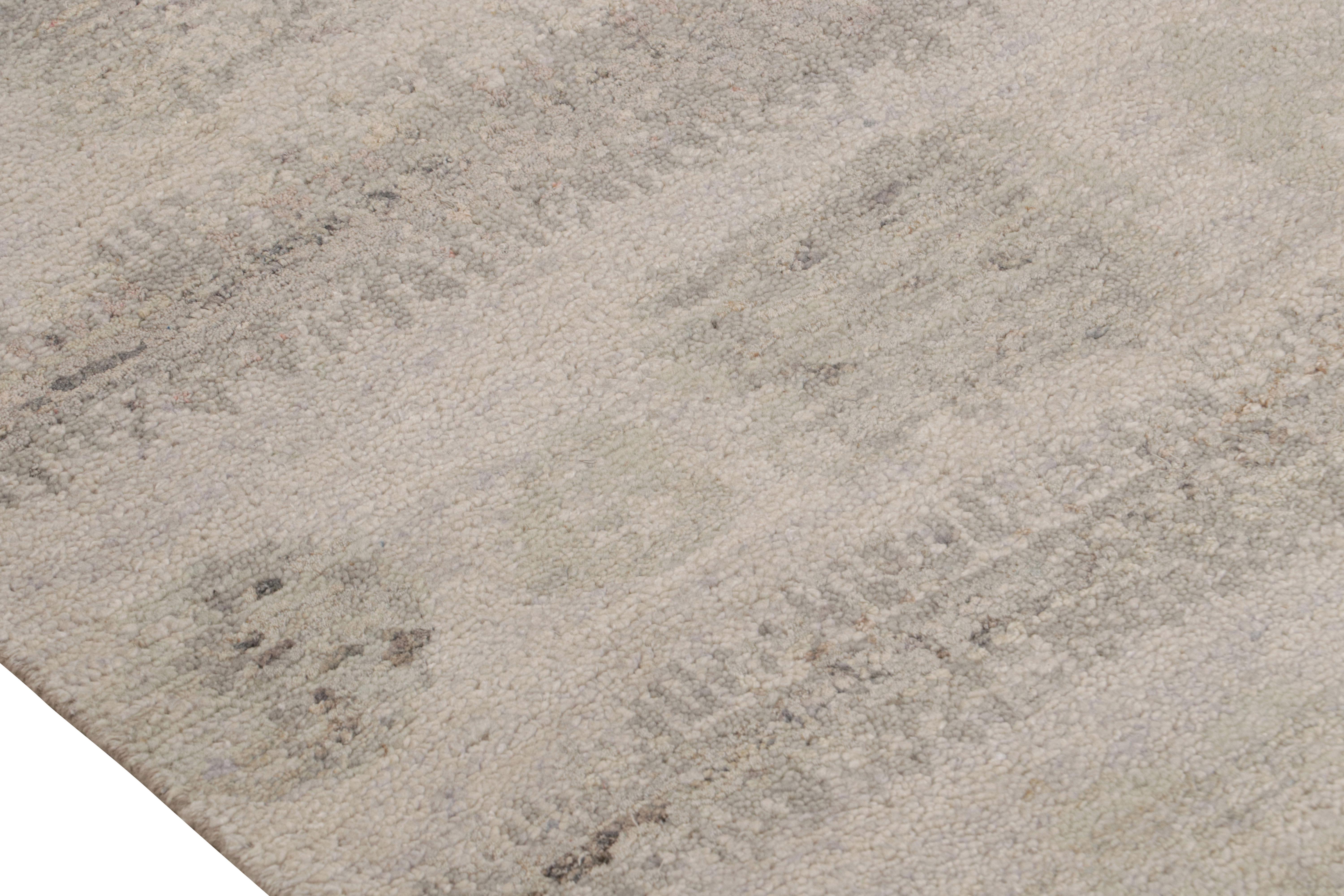 Rug & Kilim's Abstrakter Teppich mit grauen und beigen geometrischen Mustern im Zustand „Neu“ im Angebot in Long Island City, NY