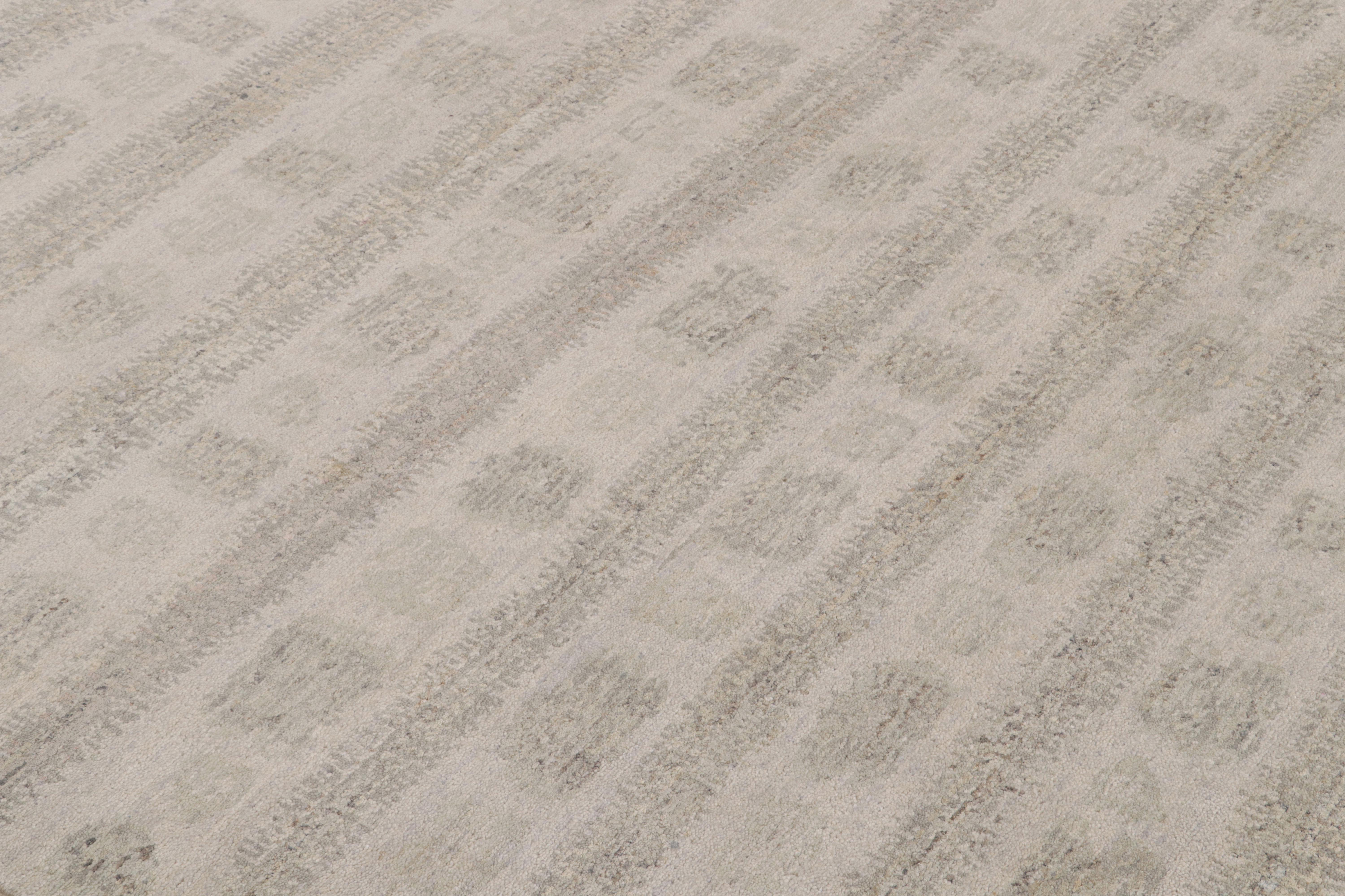 Rug & Kilim's Abstrakter Teppich mit grauen und beigen geometrischen Mustern (Indisch) im Angebot