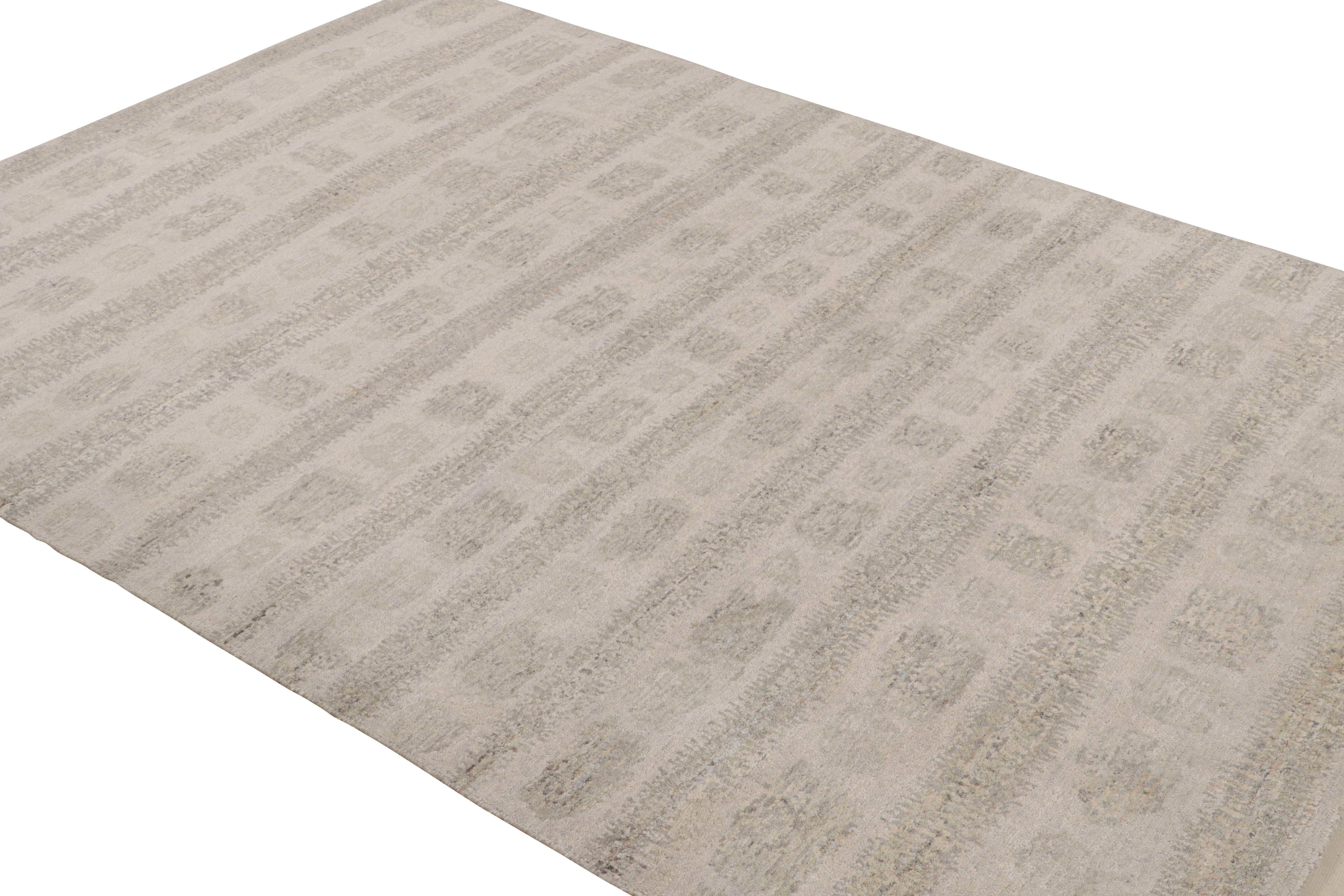 Dieser moderne, abstrakte Teppich 6x9 mit geometrischen Mustern ist aus Wolle handgeknüpft und zeichnet sich durch eine moderne und strukturierte Designästhetik aus. 

Über das Design: 

Dieses zeitgenössische Design ist eine Hommage an die Kunst