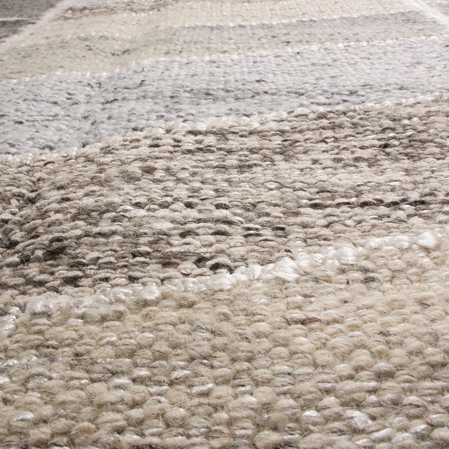 Skandinavisch inspirierter brauner und grauer Wollflorteppich von Teppich & Kilims (Indisch) im Angebot