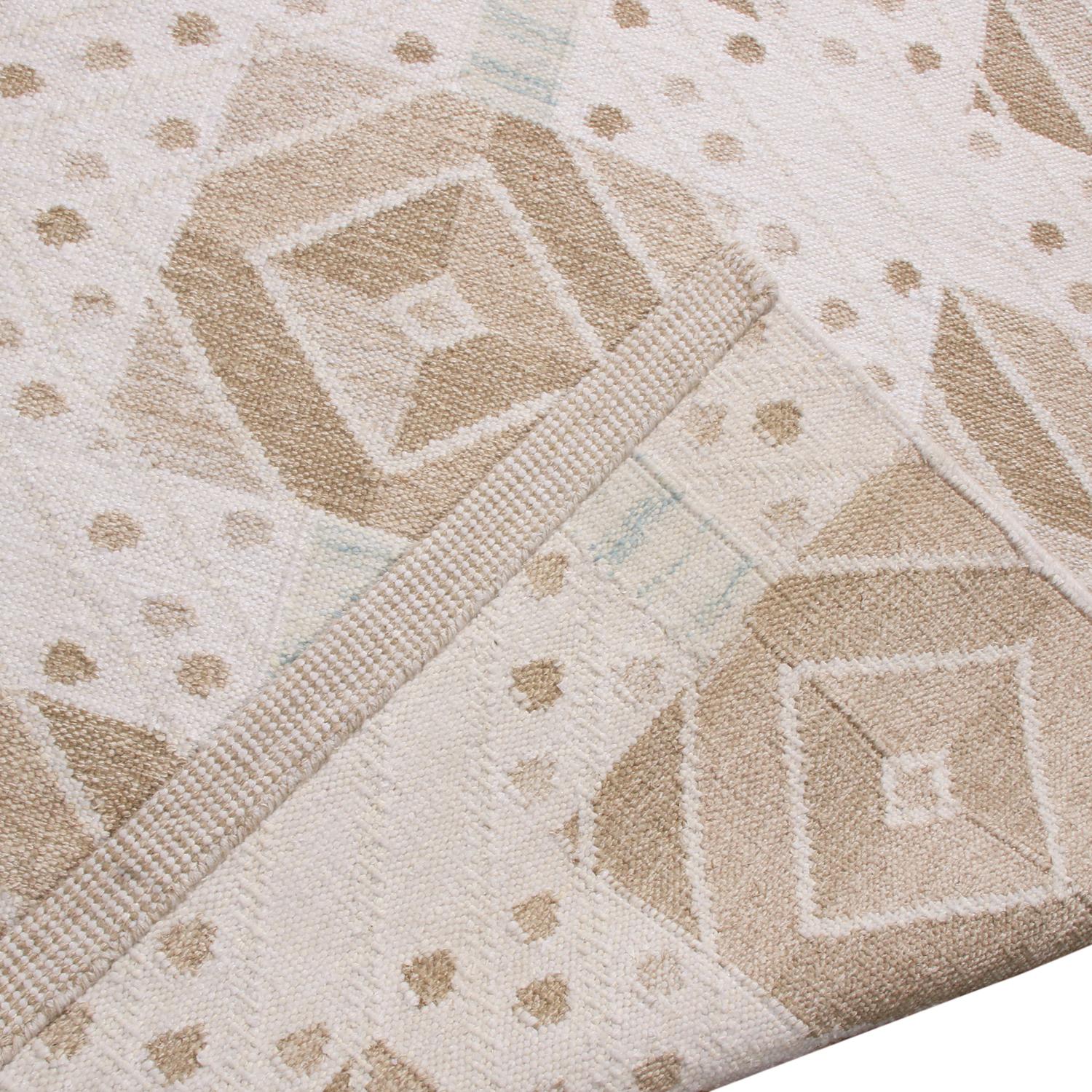 Tessuto a mano Rug & Kilim è un tappeto di ispirazione scandinava in lana naturale color crema e beige-marrone. in vendita