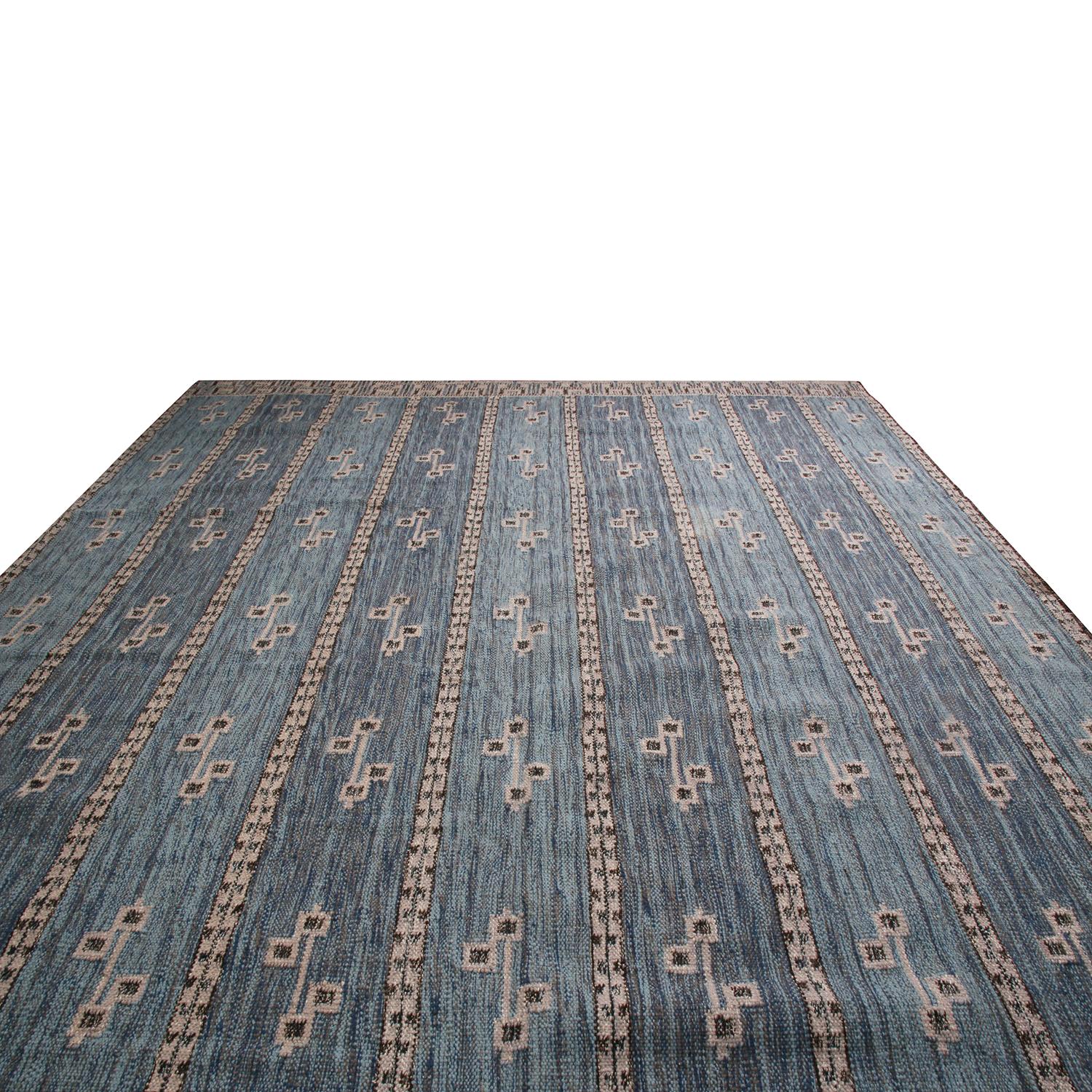 Der handgewebte Teppich im schwedischen Stil von Rug & Kilim gehört zu den neuesten Wollflachgeweben der Scandinavian Collection'S. Er bietet unseren einzigartigen, raffinierten, großformatigen Ansatz für die Geometrie und die Vintage-Farben, die