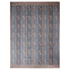 Rug & Kilim è un tappeto di ispirazione scandinava in lana naturale color grigio crema e marrone beige.