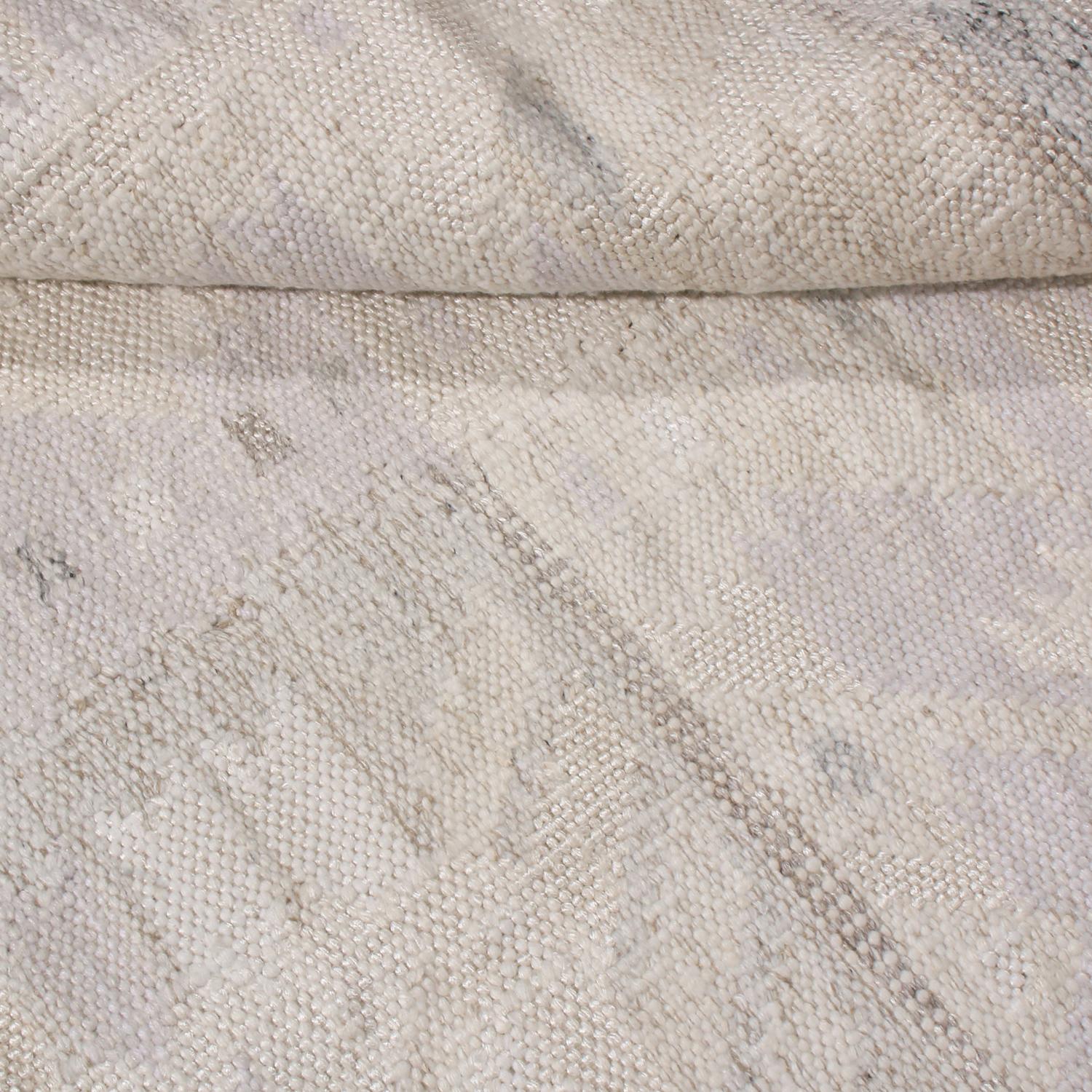 Tessuto a mano Rug & Kilim è un tappeto di ispirazione scandinava in pile di lana grigio crema e lavanda in vendita