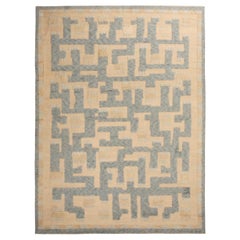 Der skandinavisch inspirierte geometrische Wollteppich in Beige und Blau von Rug & Kilim