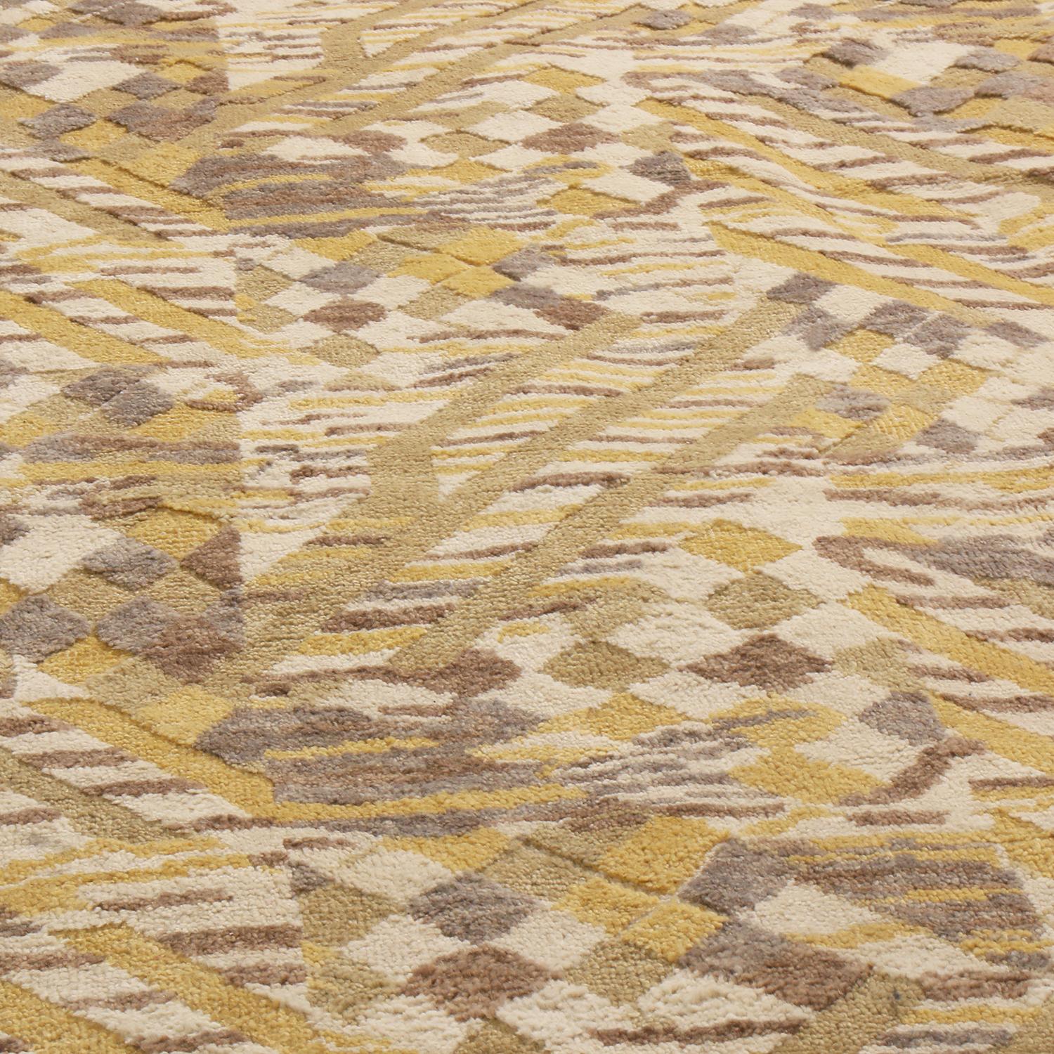 Dieser aus Indien stammende, handgeknüpfte Teppich mit modernem Flor stammt aus der skandinavisch inspirierten Kollektion von Rug & Kilim und zeichnet sich durch ein ausgeprägtes dimensionales All-Over-Felddesign mit goldgelben und mehrfarbigen