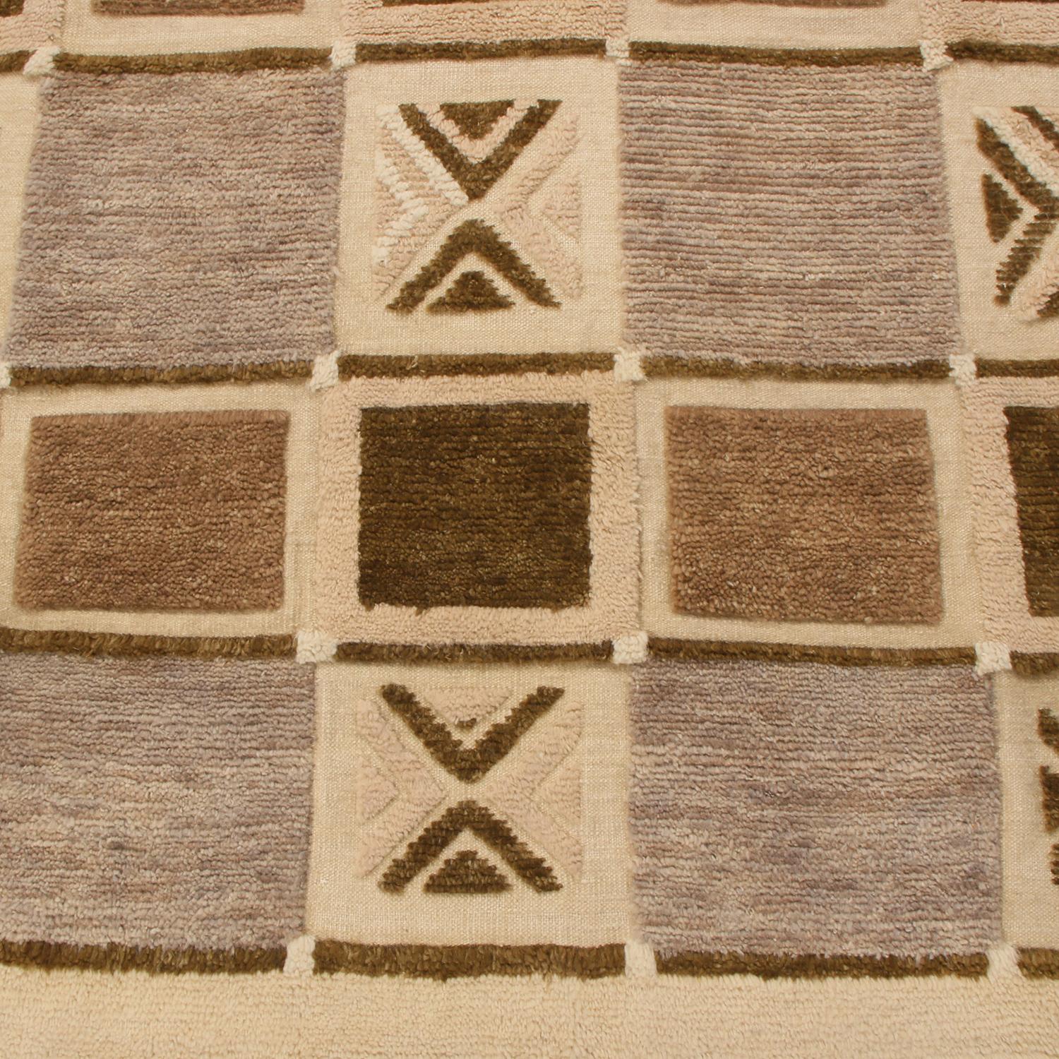 Scandinavo moderno Rug & Kilim è un tappeto geometrico di ispirazione scandinava in lana beige, marrone e grigio. in vendita
