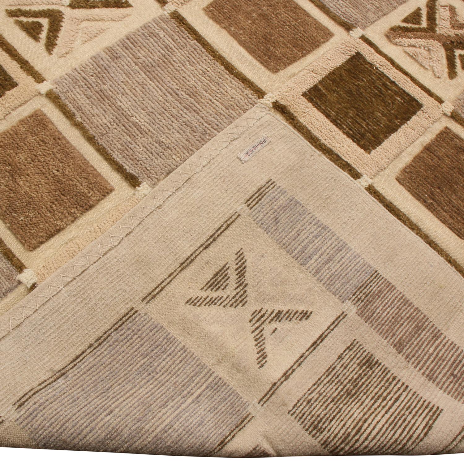 Annodato a mano Rug & Kilim è un tappeto geometrico di ispirazione scandinava in lana beige, marrone e grigio. in vendita