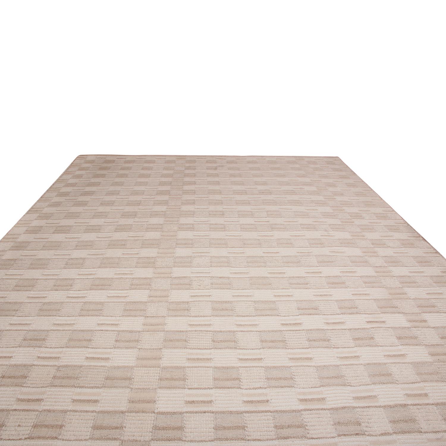 Der handgeknüpfte Teppich im schwedischen Stil von Rug & Kilim gehört zu den neuesten Wollflor-Ergänzungen der Scandinavian Collection, die geometrischen Minimalismus und elementare Farbgebungen wie bei ihren Vorbildern aus der Jahrhundertmitte