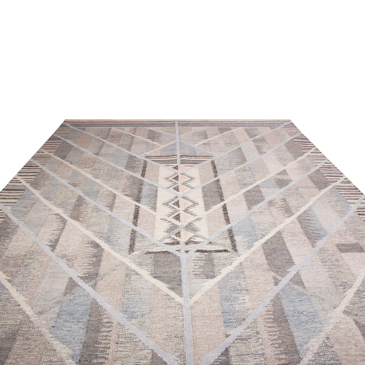 Le tapis de style suédois tissé à la main de Rug & Kilim fait partie des derniers ajouts à la collection scandinave en laine tissée à plat, offrant notre approche unique de la géométrie à grande échelle aux couleurs vintage excitantes comme celles