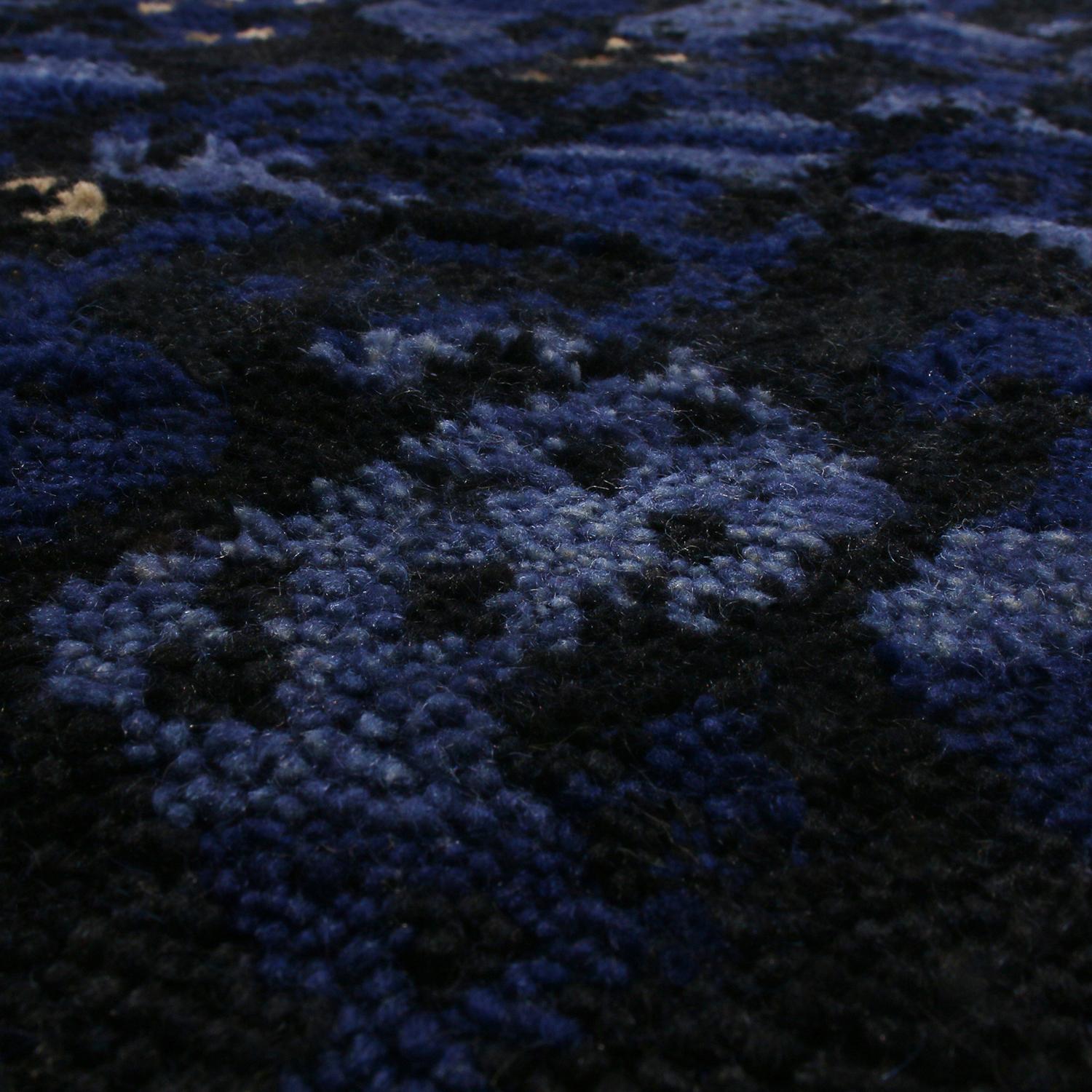 Annodato a mano Rug & Kilim è un tappeto geometrico di ispirazione scandinava in pile di lana blu e nero. in vendita