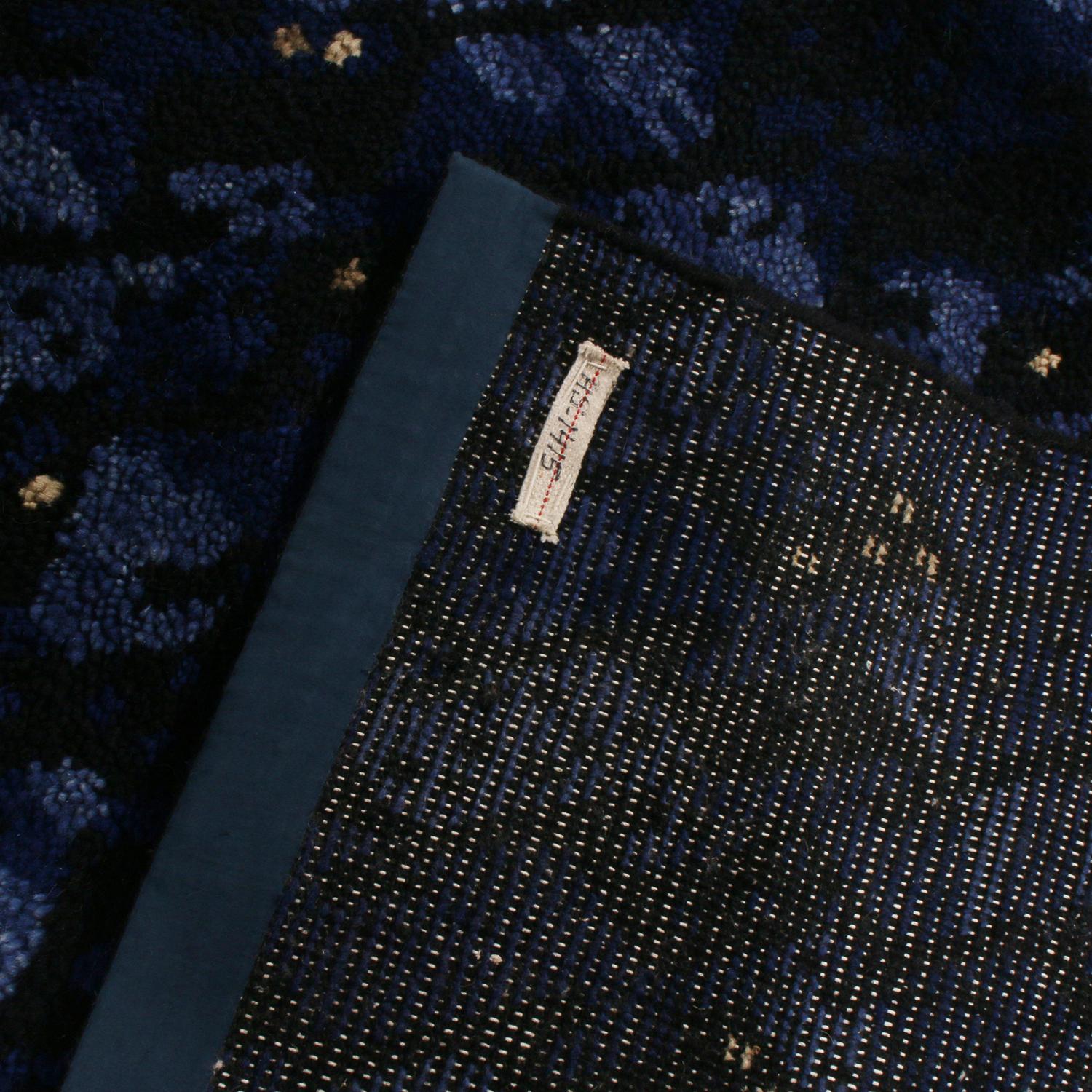 Rug & Kilim è un tappeto geometrico di ispirazione scandinava in pile di lana blu e nero. In condizioni Nuovo in vendita a Long Island City, NY