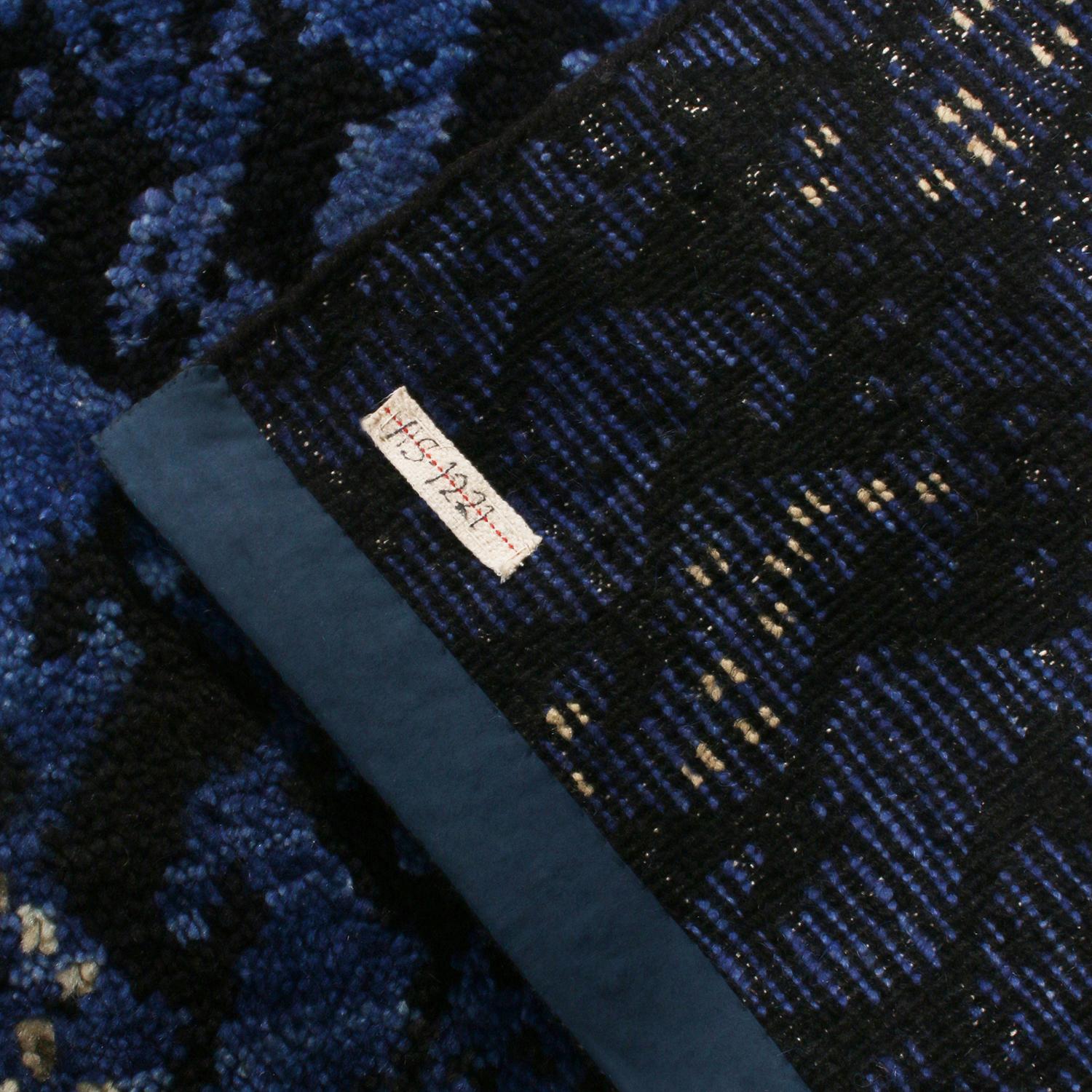 Annodato a mano Rug & Kilim è un tappeto geometrico di ispirazione scandinava in pile di lana blu e nero. in vendita