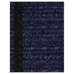 Rug & Kilim è un tappeto geometrico di ispirazione scandinava in pile di lana blu e nero.