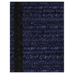 Der skandinavisch inspirierte geometrische Wollteppich in Schwarz und Blau von Rug & Kilim