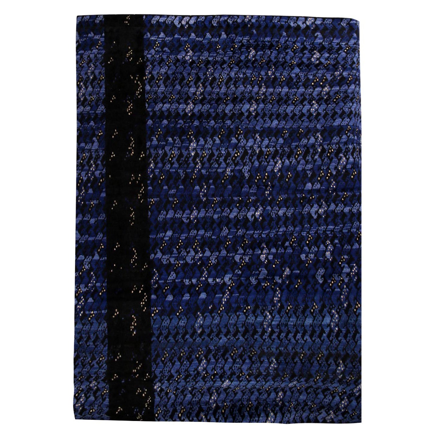 Rug & Kilim è un tappeto geometrico di ispirazione scandinava in pile di lana blu e nero.