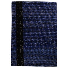 Rug & Kilim è un tappeto geometrico di ispirazione scandinava in pile di lana blu e nero.