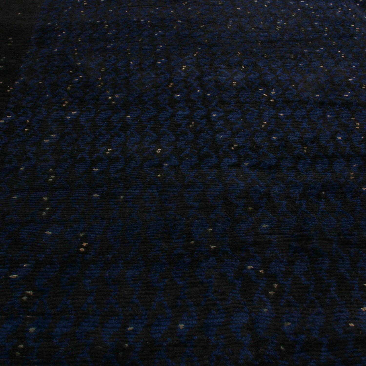 Originario dell'India, questo tappeto contemporaneo in velluto annodato a mano fa parte della collezione di ispirazione scandinava di Rug & Kilim e presenta un distinto disegno patchwork all-over con colori neri e blu multitonali con vivaci accenti