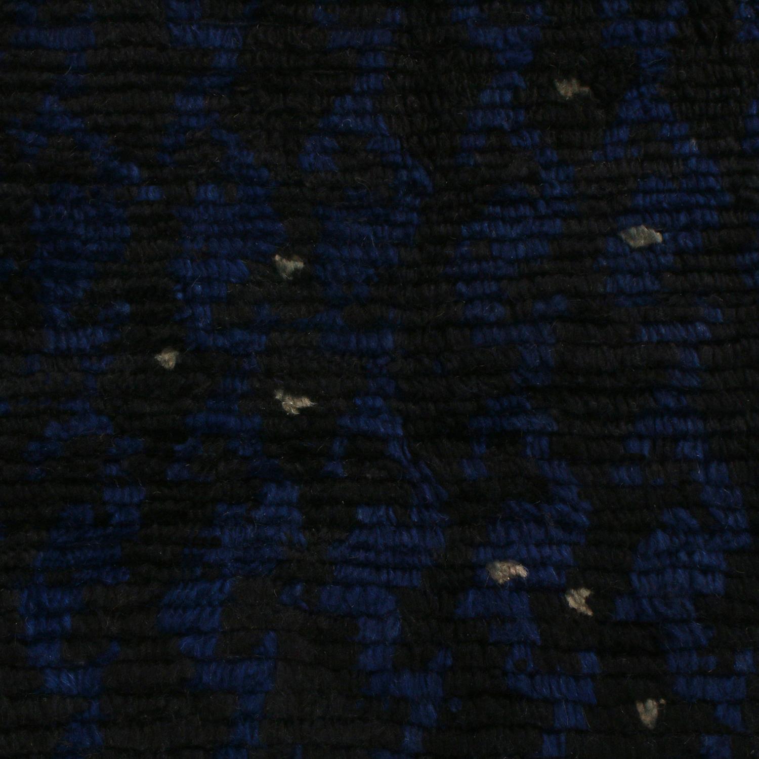Indiano Rug & Kilim è un tappeto in lana nero e blu di ispirazione scandinava. in vendita