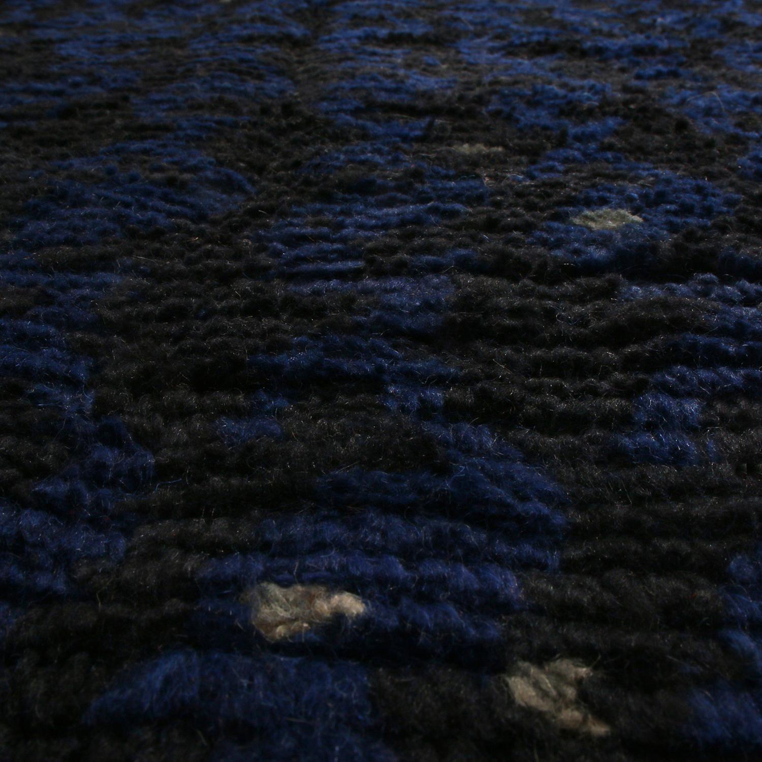 Annodato a mano Rug & Kilim è un tappeto in lana nero e blu di ispirazione scandinava. in vendita