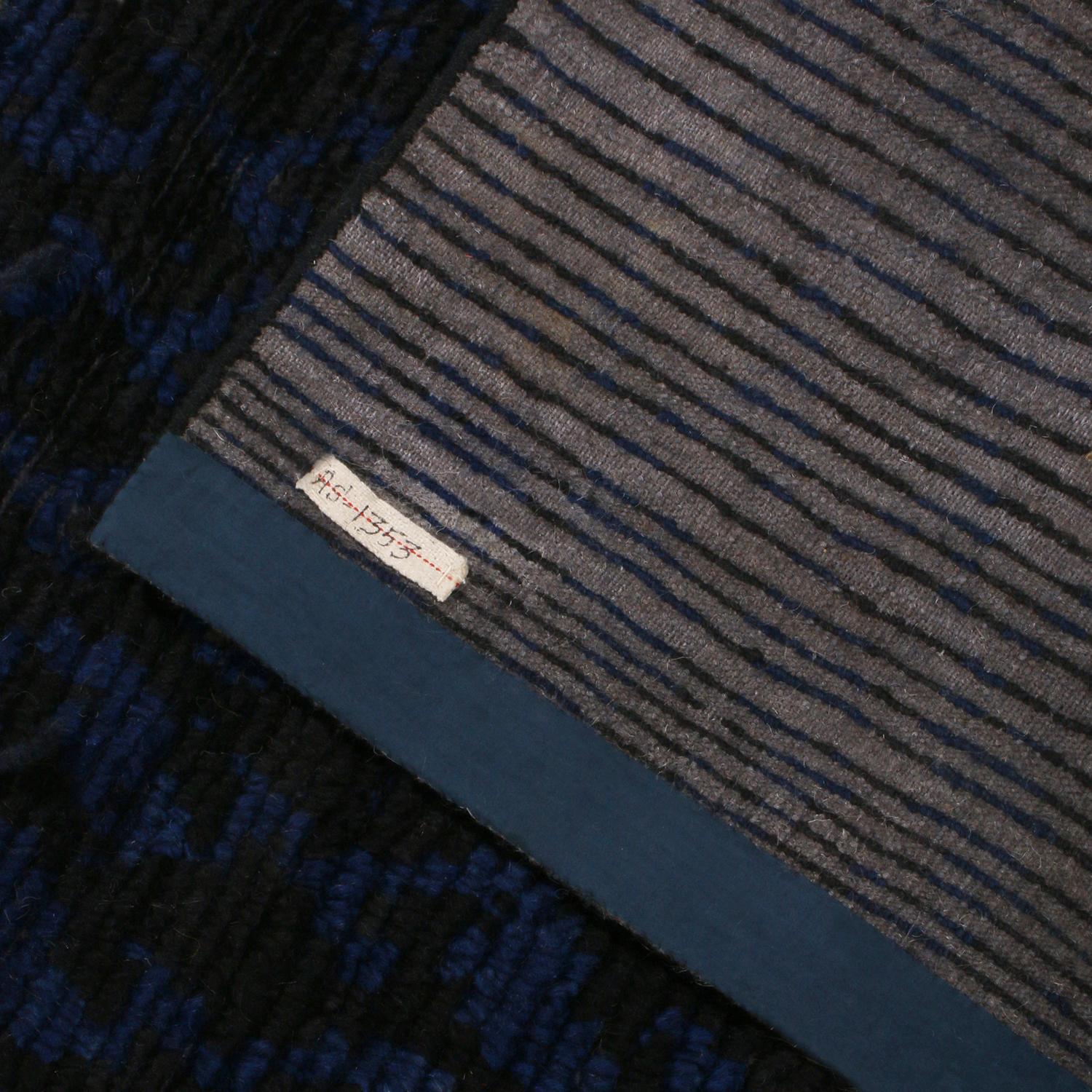 Rug & Kilim è un tappeto in lana nero e blu di ispirazione scandinava. In condizioni Nuovo in vendita a Long Island City, NY