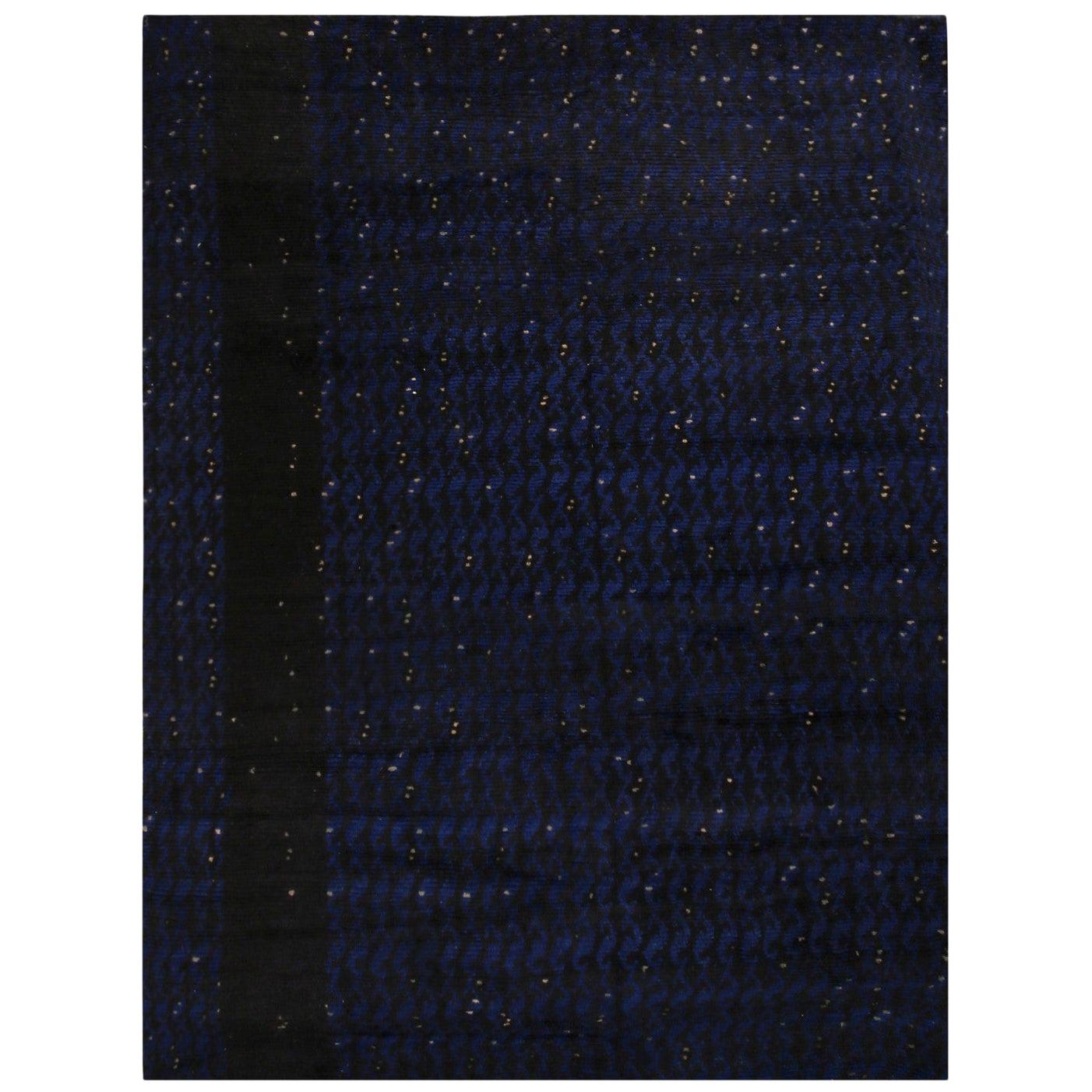 Rug & Kilim è un tappeto in lana nero e blu di ispirazione scandinava.