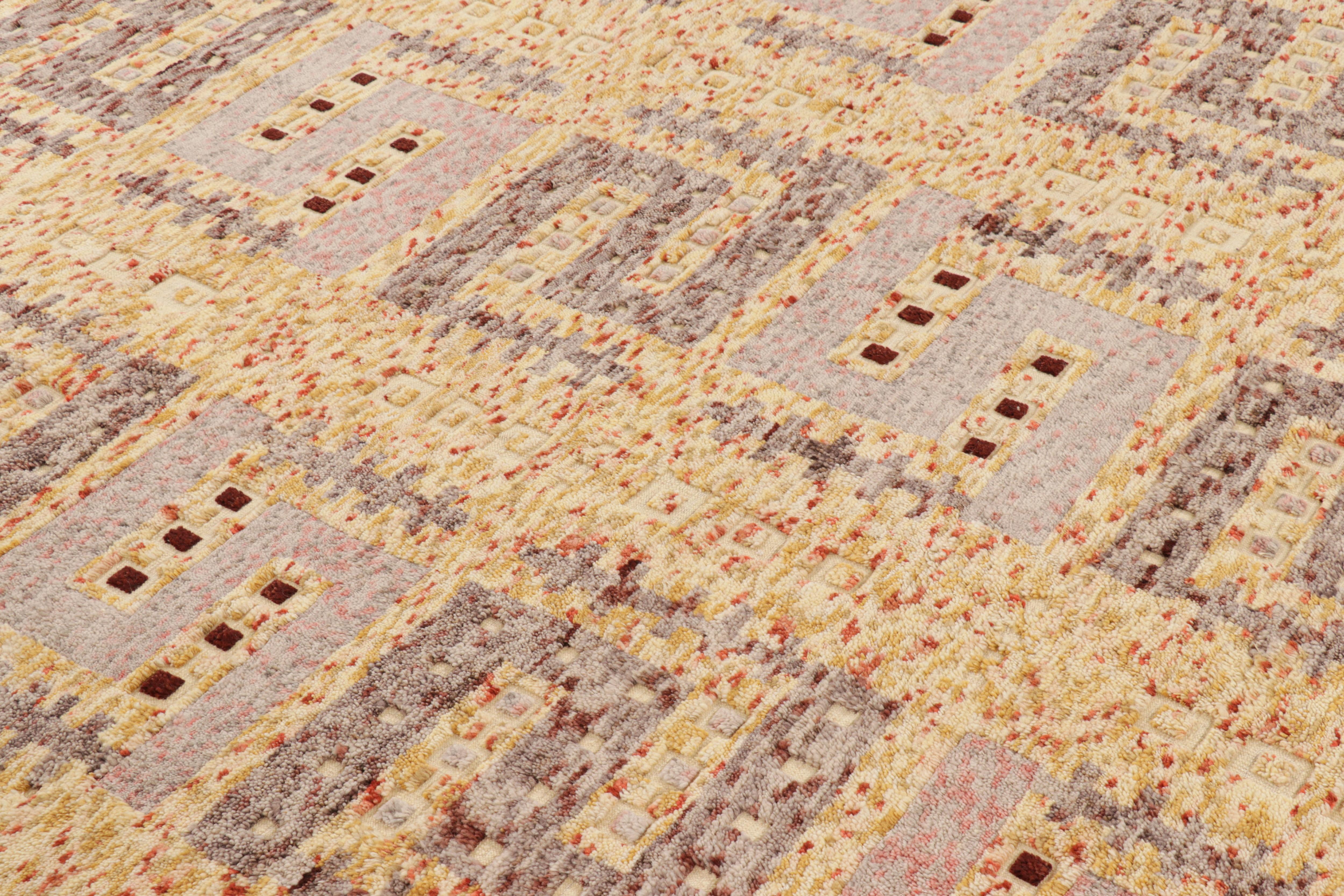Originario dell'India, questo tappeto contemporaneo in velluto annodato a mano fa parte della collezione di ispirazione scandinava di Rug & Kilim, caratterizzata da un distinto disegno dimensionale a campo libero con colori giallo oro e grigio