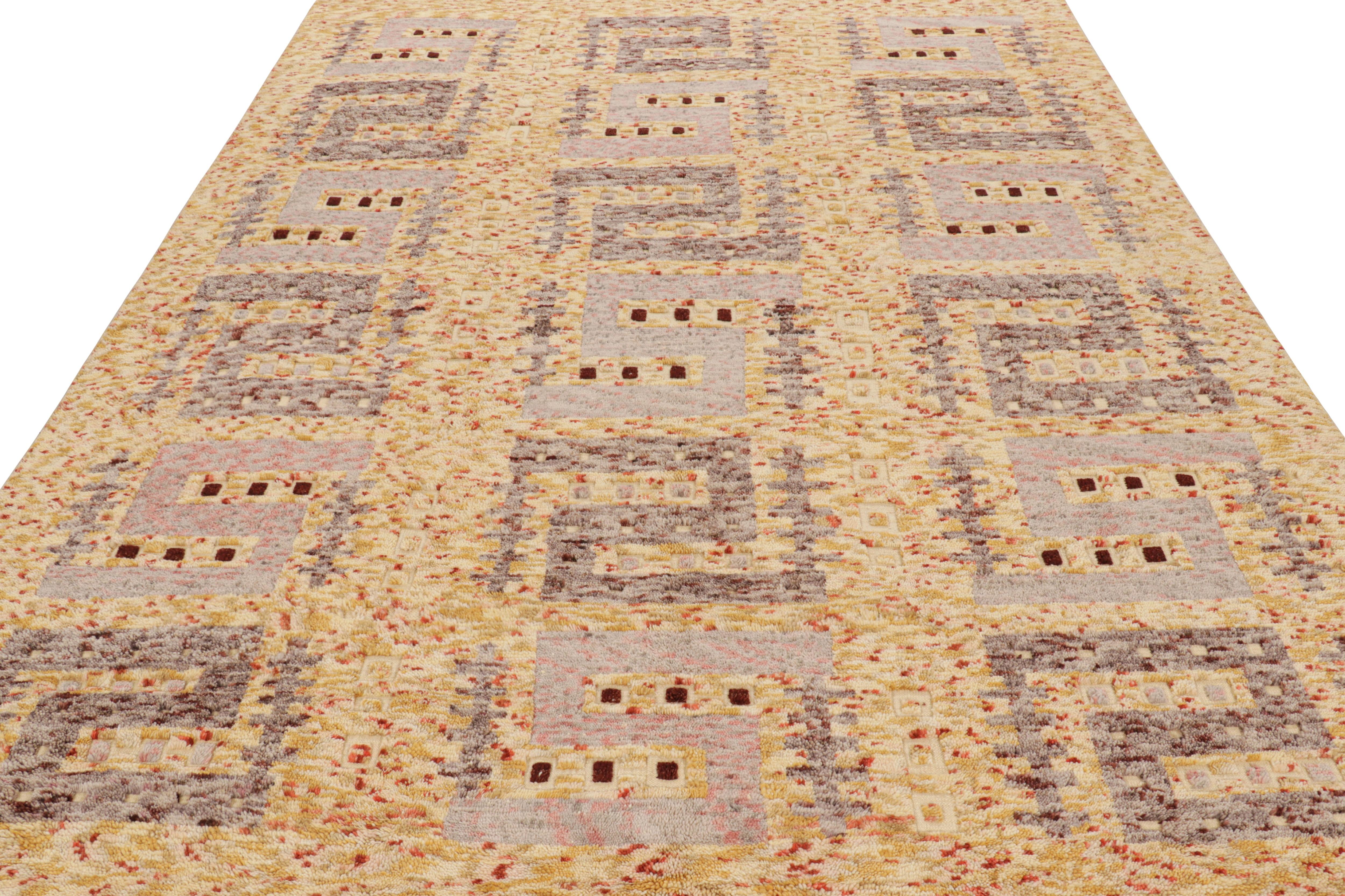 Annodato a mano Rug & Kilim è un tappeto geometrico di ispirazione scandinava in lana giallo-oro-grigio. in vendita