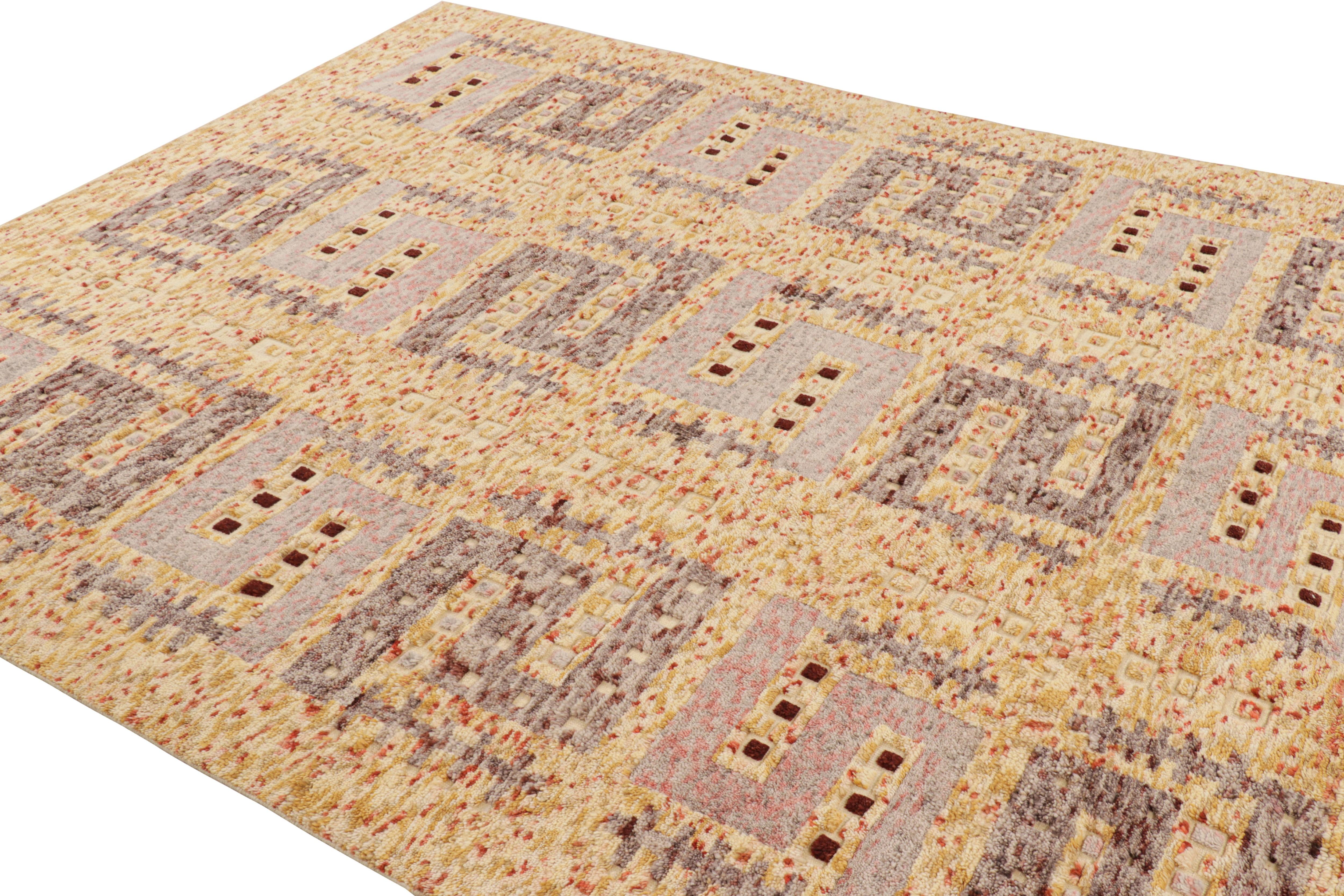 Rug & Kilim è un tappeto geometrico di ispirazione scandinava in lana giallo-oro-grigio. In condizioni Nuovo in vendita a Long Island City, NY