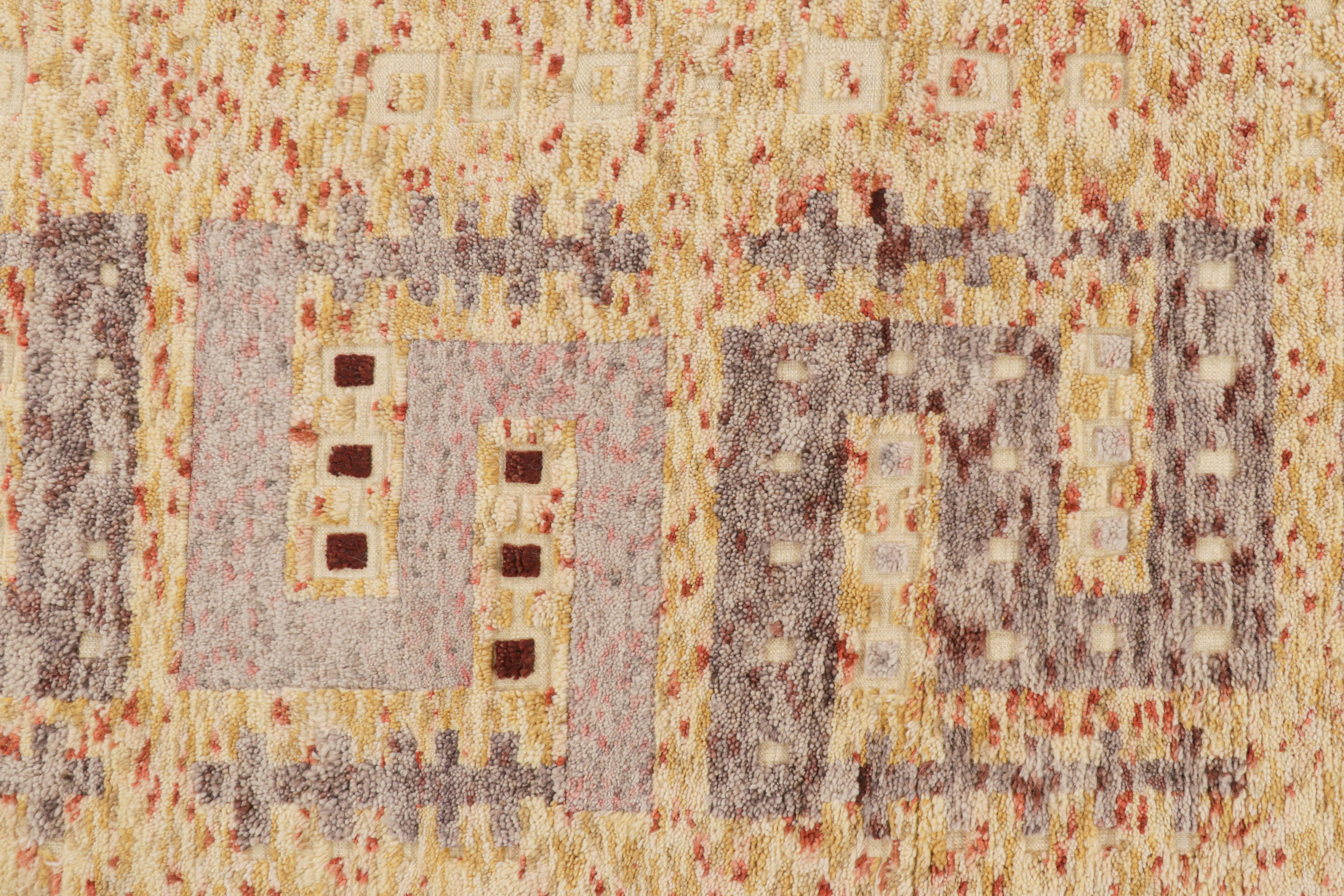 XXI secolo e contemporaneo Rug & Kilim è un tappeto geometrico di ispirazione scandinava in lana giallo-oro-grigio. in vendita