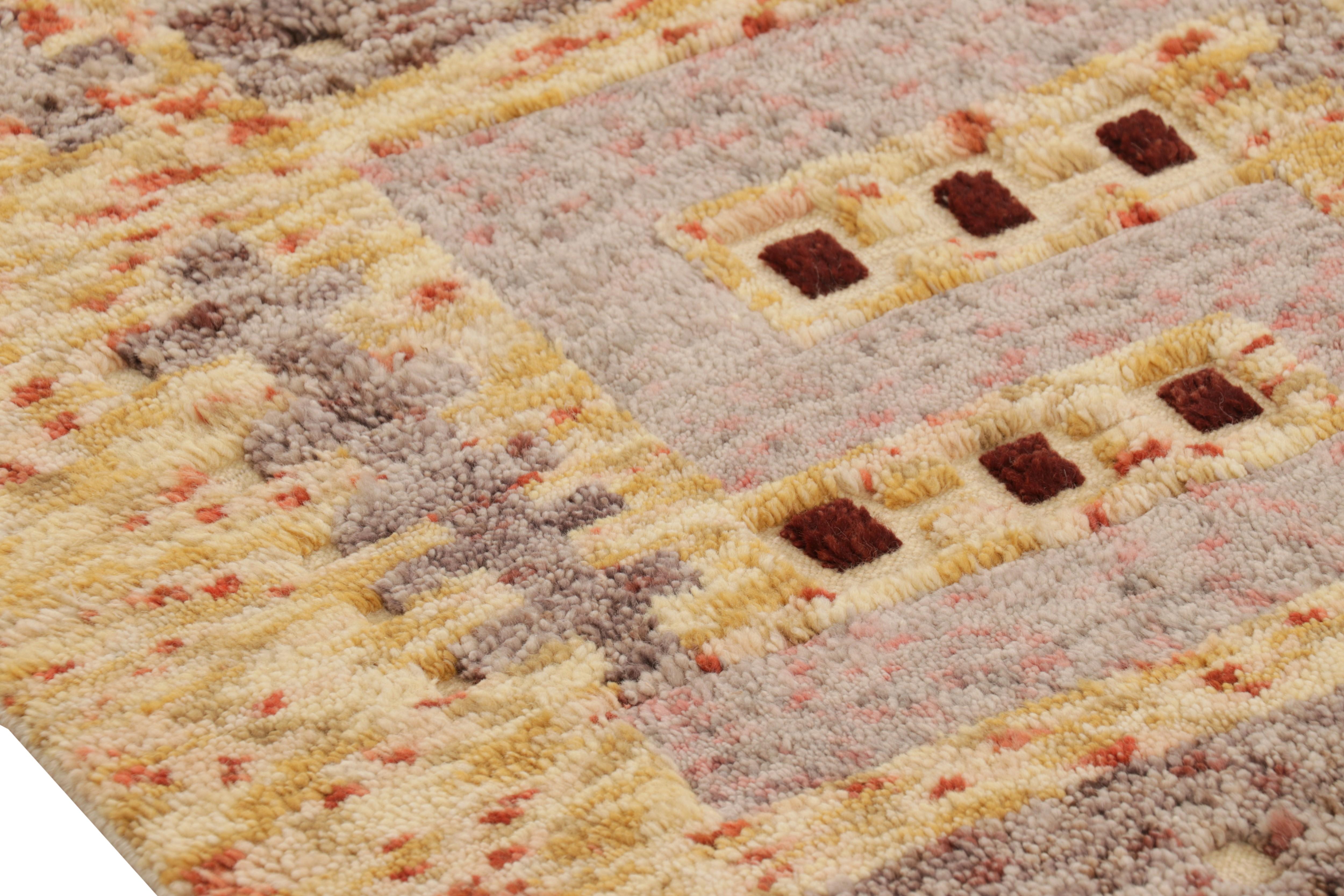 Indiano Rug & Kilim è un tappeto geometrico di ispirazione scandinava in lana giallo-oro-grigio. in vendita