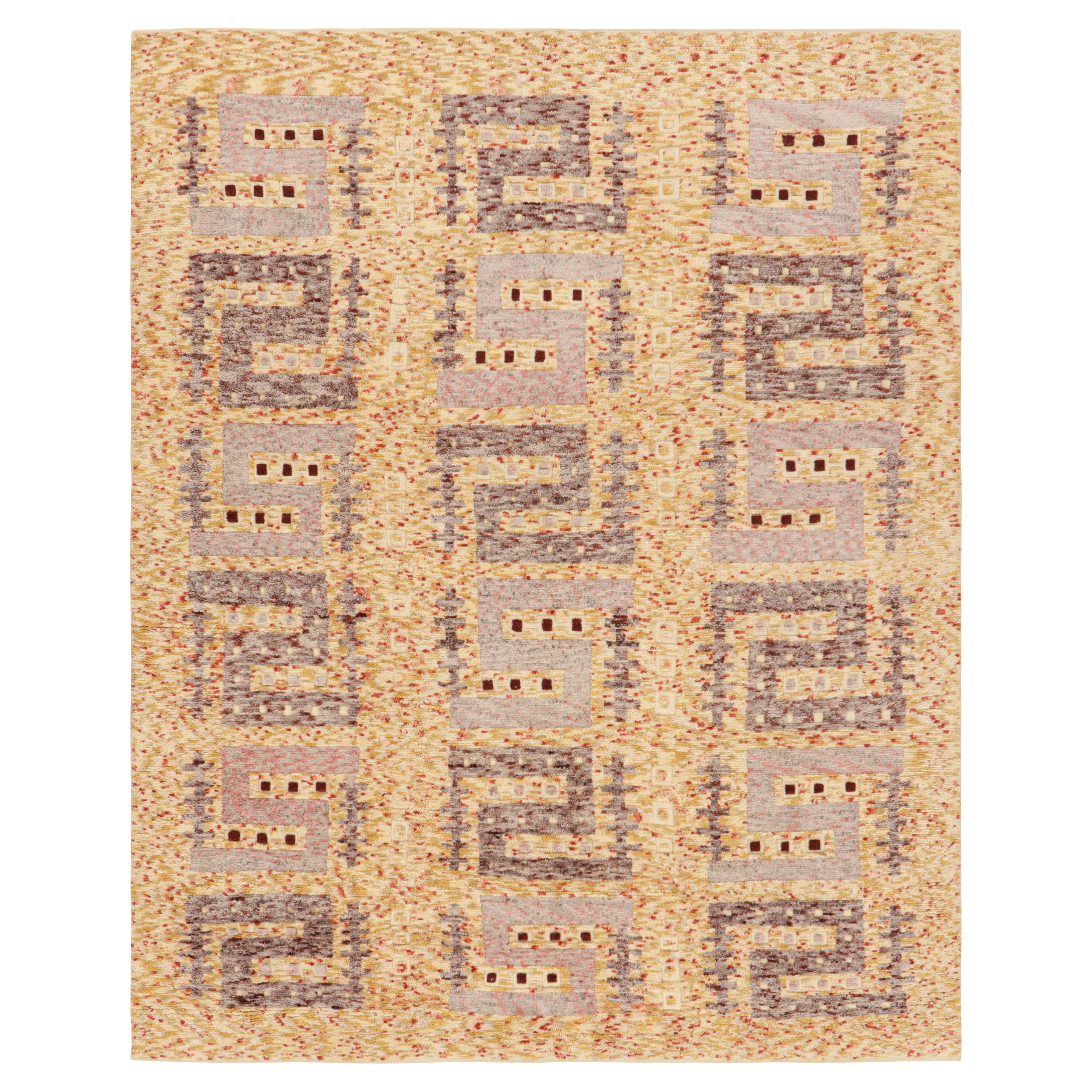Rug & Kilim è un tappeto geometrico di ispirazione scandinava in lana giallo-oro-grigio. in vendita