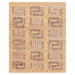 Rug & Kilim è un tappeto geometrico di ispirazione scandinava in lana giallo-oro-grigio.