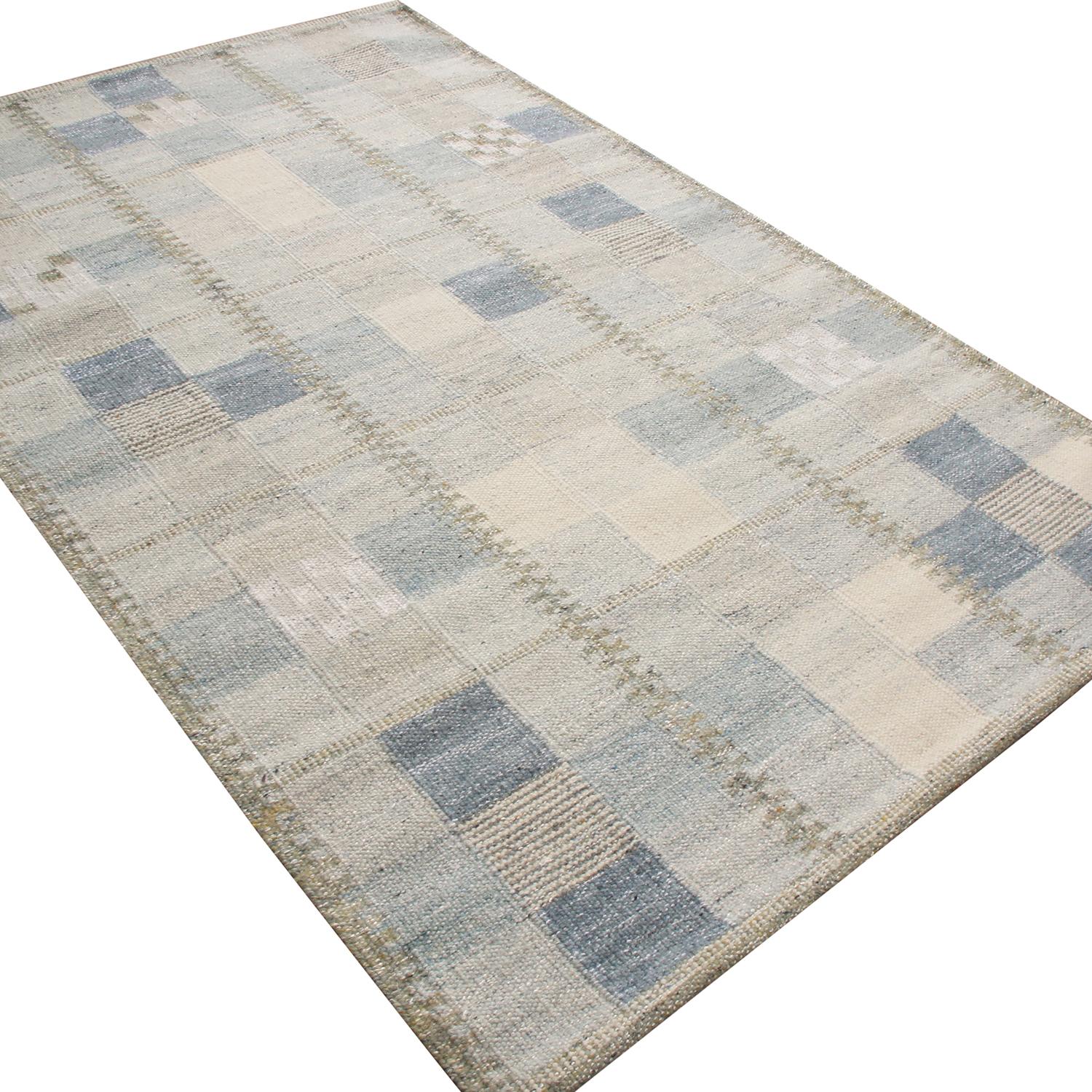 Originario dell'India, questo tappeto in lana naturale annodato a mano fa parte della collezione di ispirazione scandinava di Rug & Kilim, caratterizzata da un design a campi geometrici con colori blu e bianchi multitonali; è disponibile in tutti i
