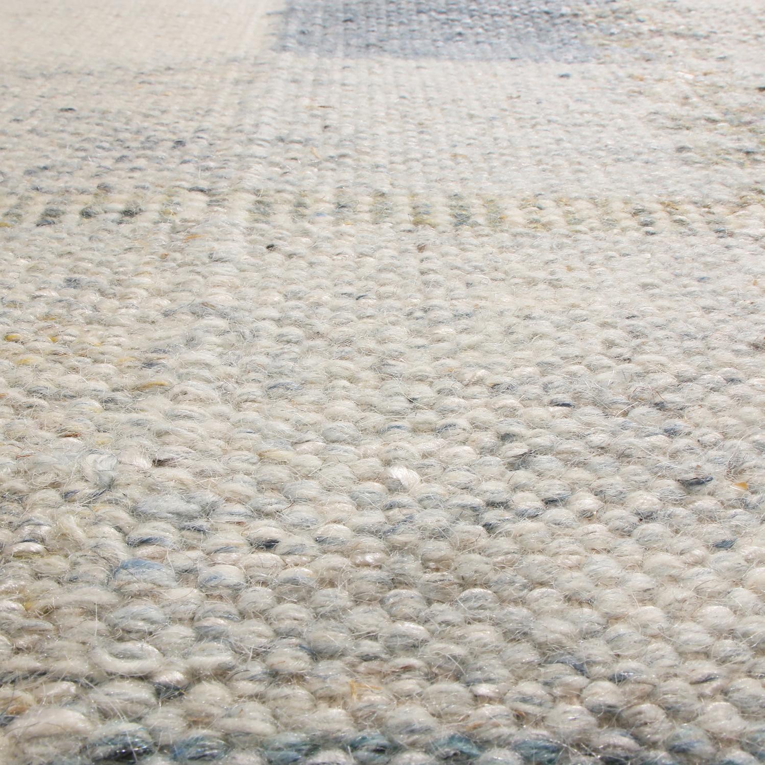 Indiano Rug & Kilim è un tappeto geometrico di ispirazione scandinava in lana naturale grigio e blu in vendita