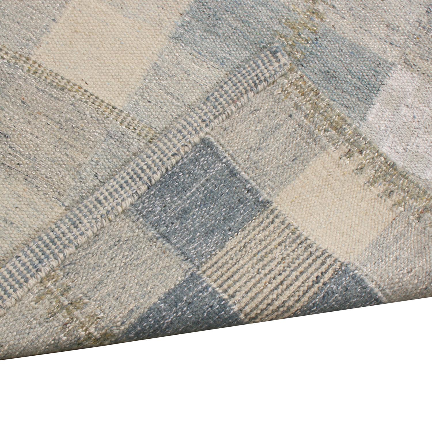 Annodato a mano Rug & Kilim è un tappeto geometrico di ispirazione scandinava in lana naturale grigio e blu in vendita