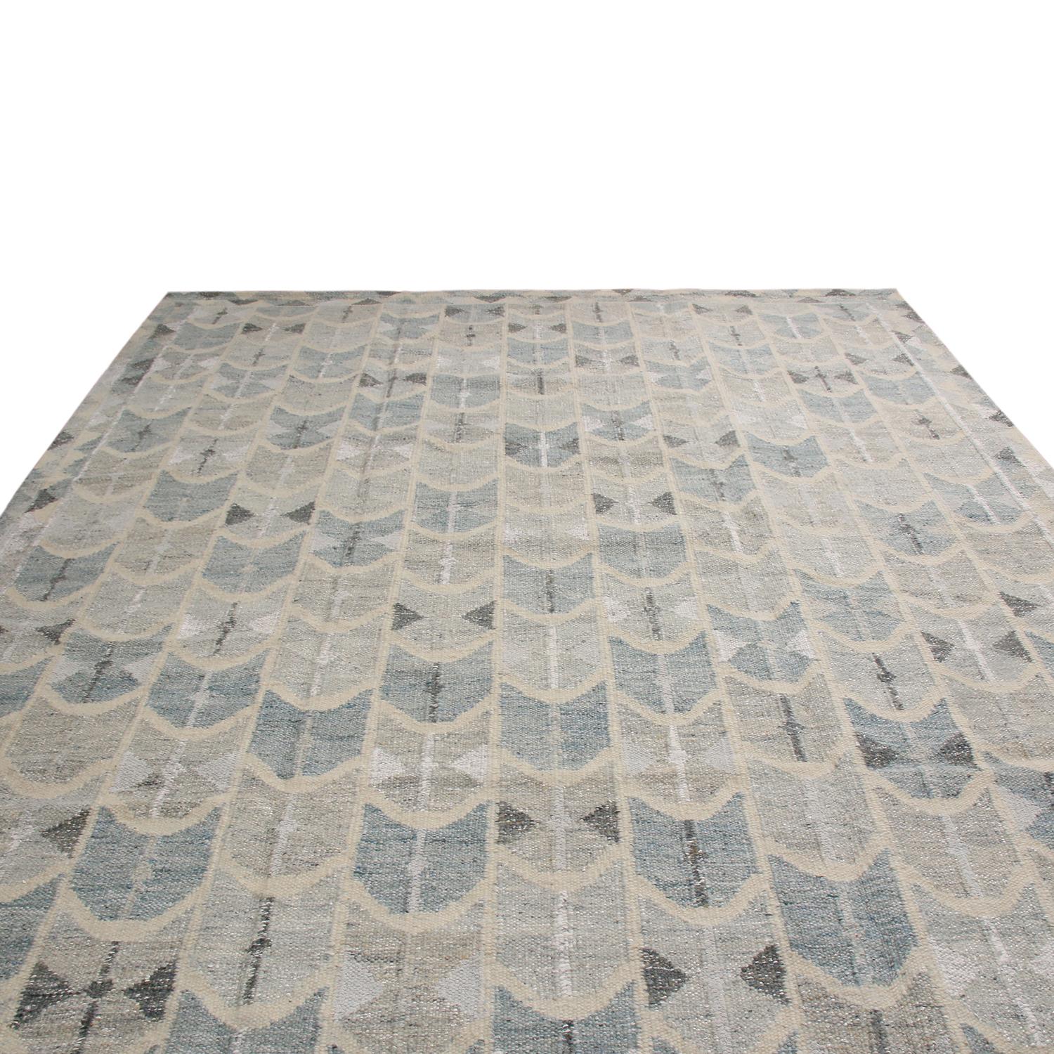 Der handgewebte Teppich im schwedischen Stil von Rug & Kilim gehört zu den neuesten Wollflachgeweben der Scandinavian Collection und bietet unseren einzigartigen, raffinierten, großformatigen Ansatz für die Geometrie und die Vintage-Farben, die